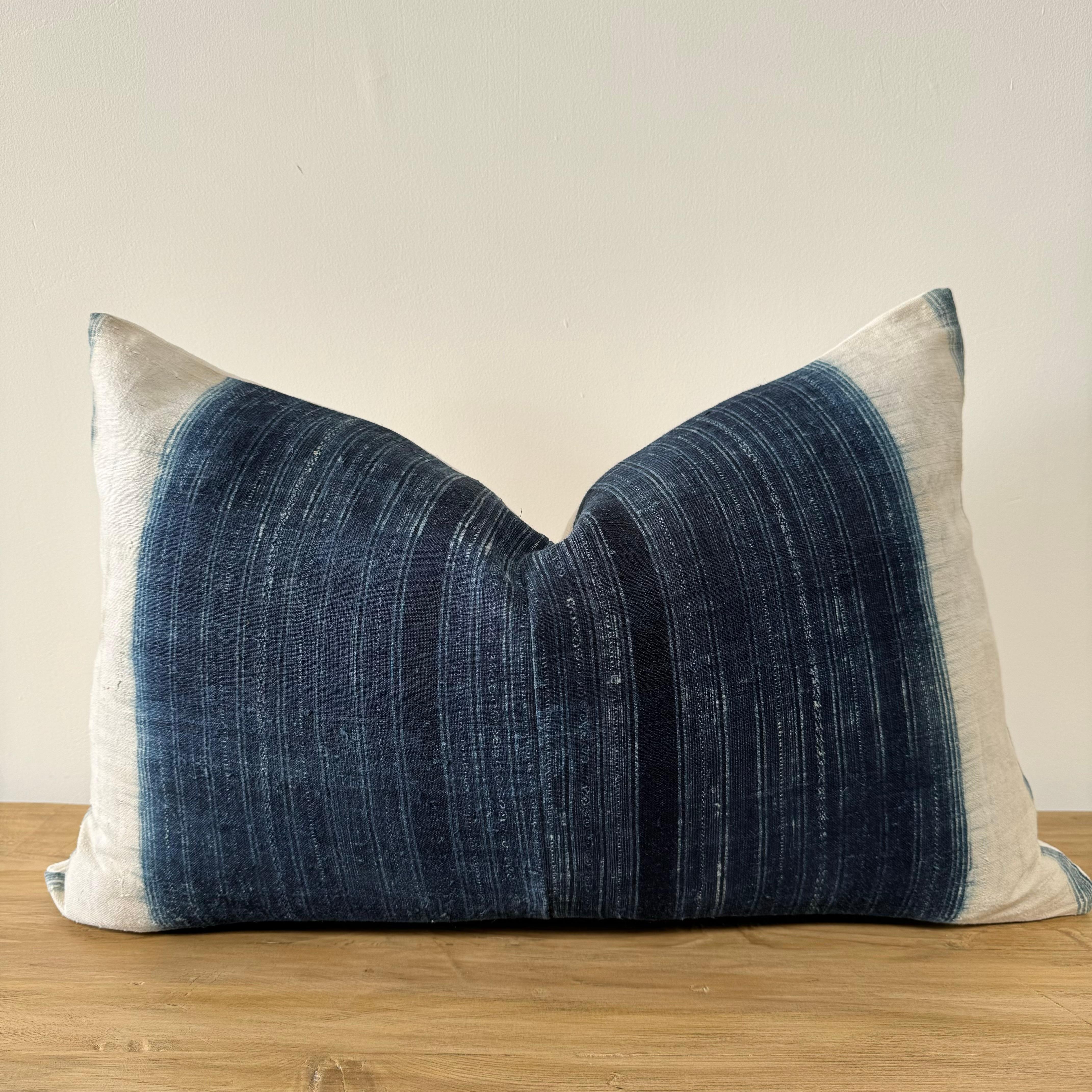 Coussin Vintage Indigo et Off-White Style Batik Bon état - En vente à Old Town Orange, CA
