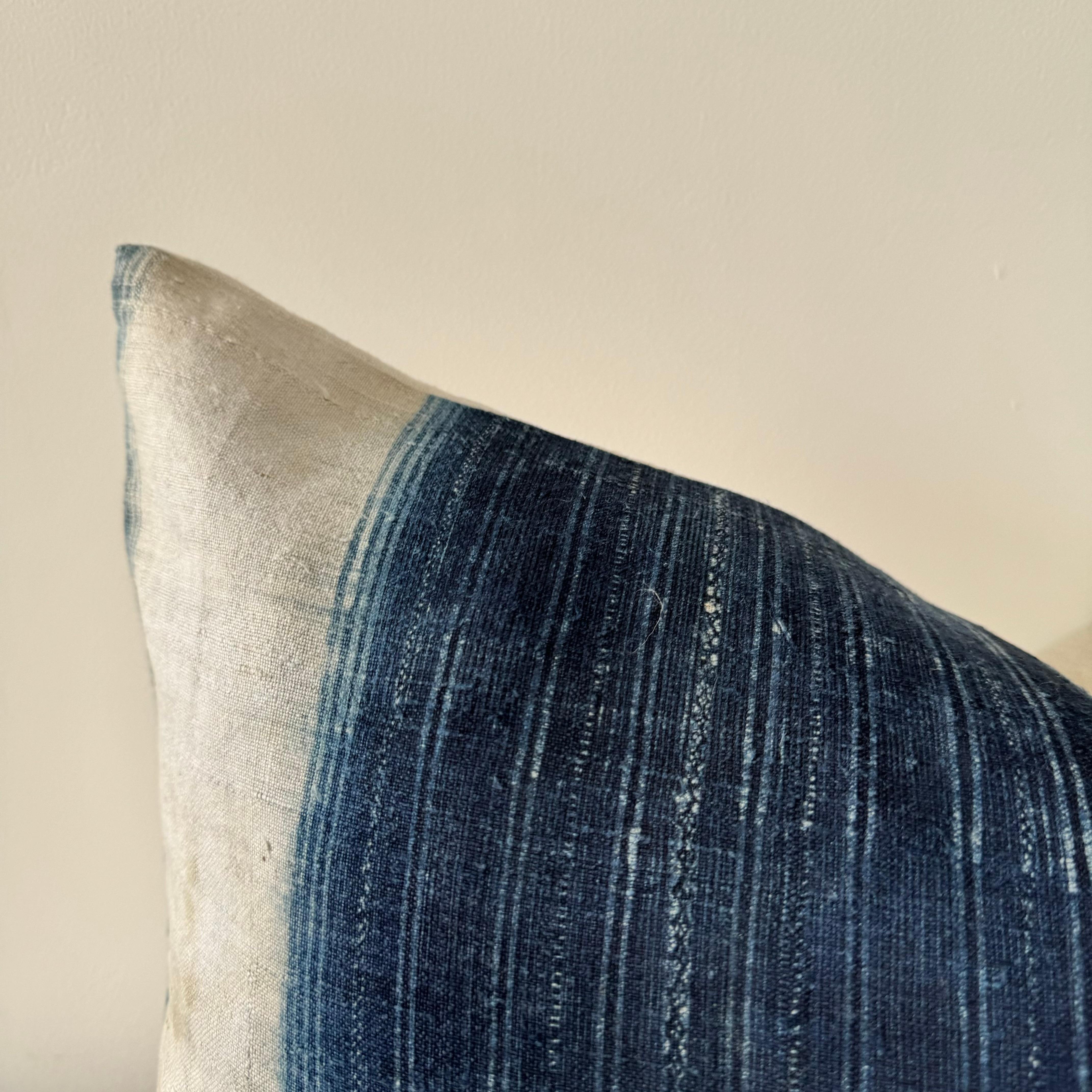 20ième siècle Coussin Vintage Indigo et Off-White Style Batik en vente