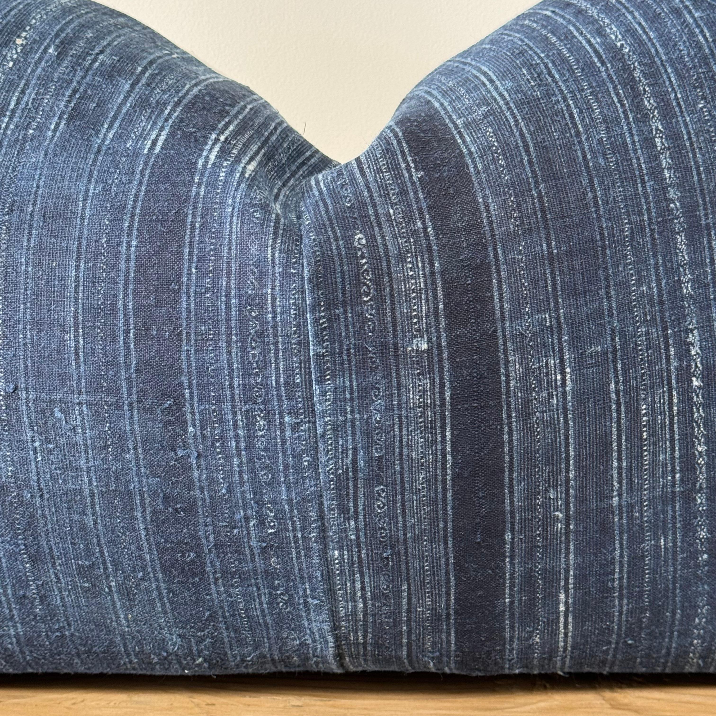 Coton Coussin Vintage Indigo et Off-White Style Batik en vente