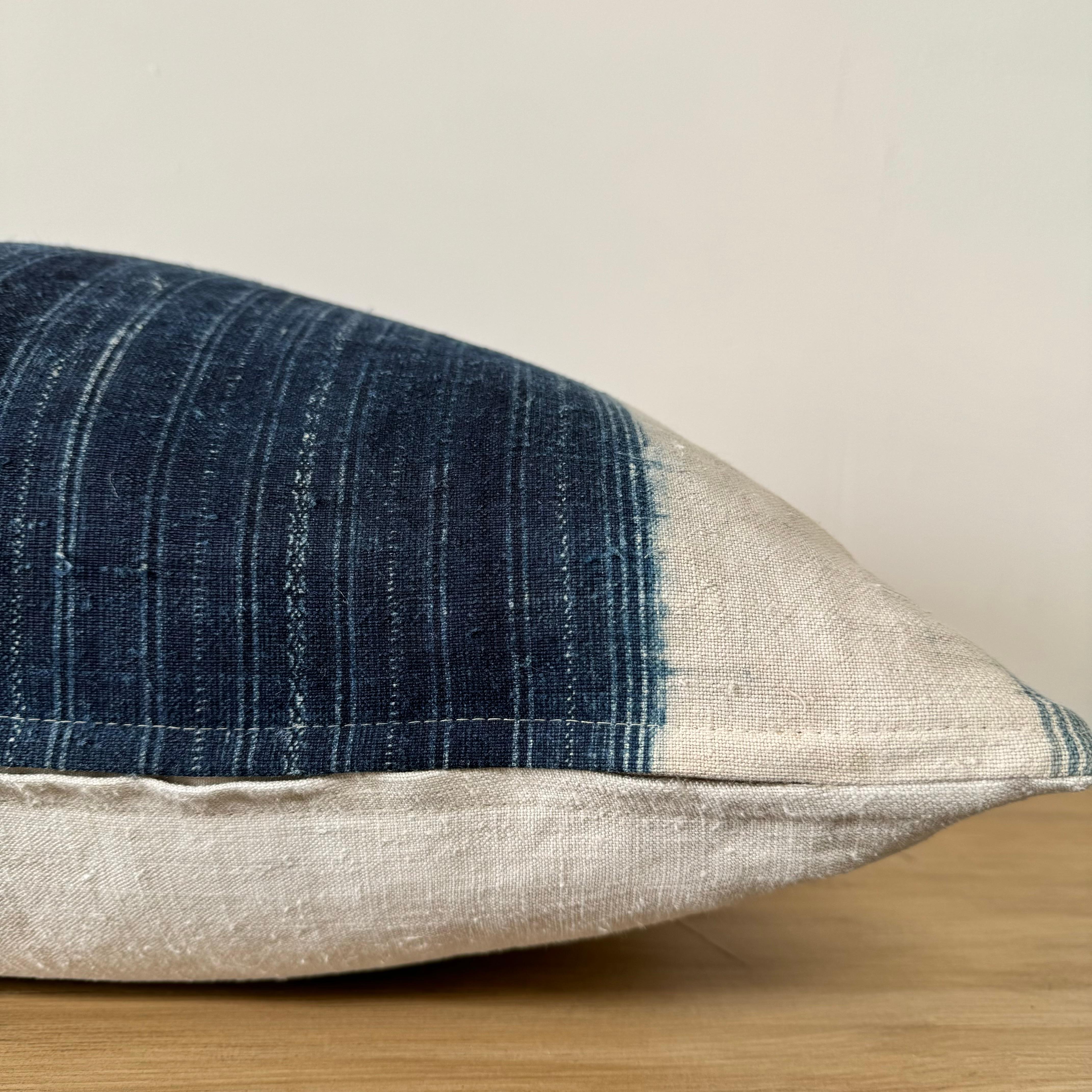 Coussin Vintage Indigo et Off-White Style Batik en vente 1