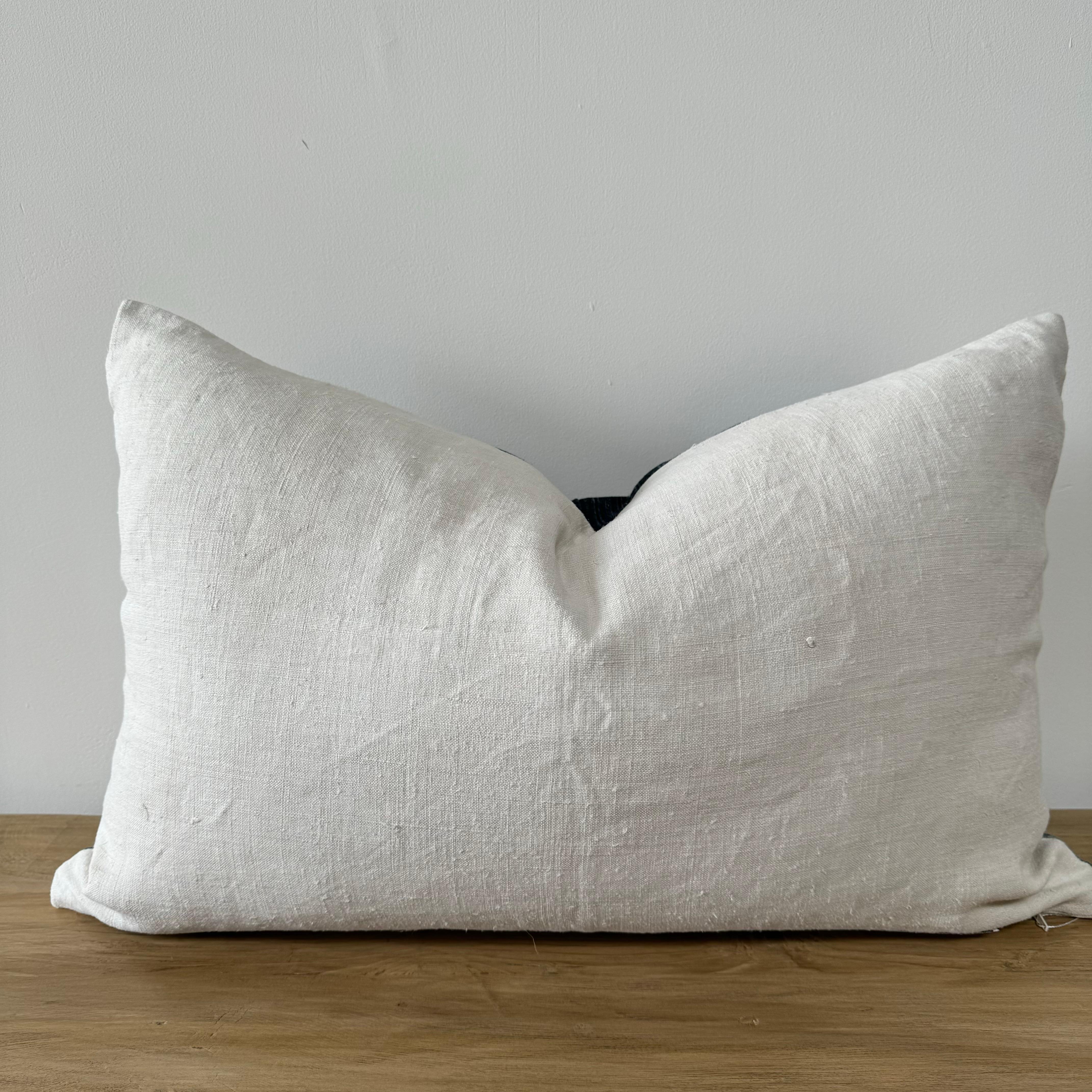 Coussin Vintage Indigo et Off-White Style Batik en vente 2