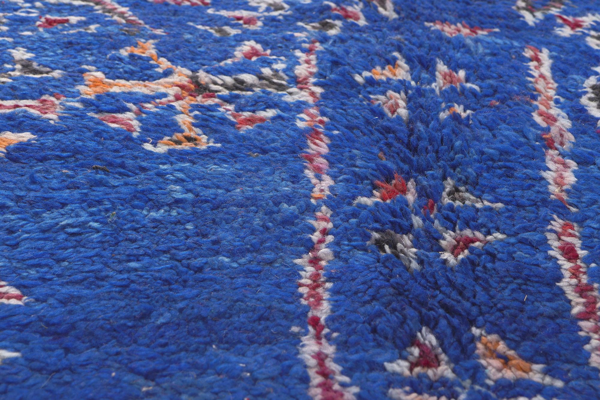 Marokkanischer blauer Beni MGuild-Teppich im Vintage-Stil, Stammeskunst-Enchantment Meets Cozy Nomad im Zustand „Gut“ im Angebot in Dallas, TX