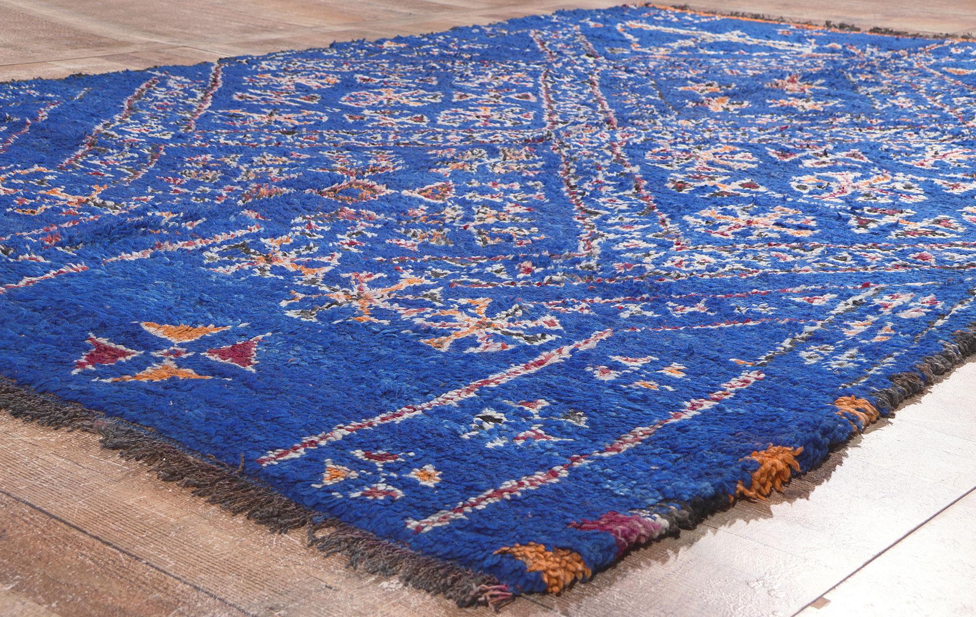 Marokkanischer blauer Beni MGuild-Teppich im Vintage-Stil, Stammeskunst-Enchantment Meets Cozy Nomad (Wolle) im Angebot