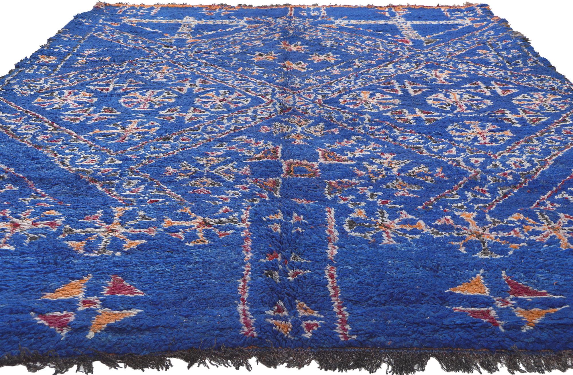 Marokkanischer blauer Beni MGuild-Teppich im Vintage-Stil, Stammeskunst-Enchantment Meets Cozy Nomad (Moderne der Mitte des Jahrhunderts) im Angebot