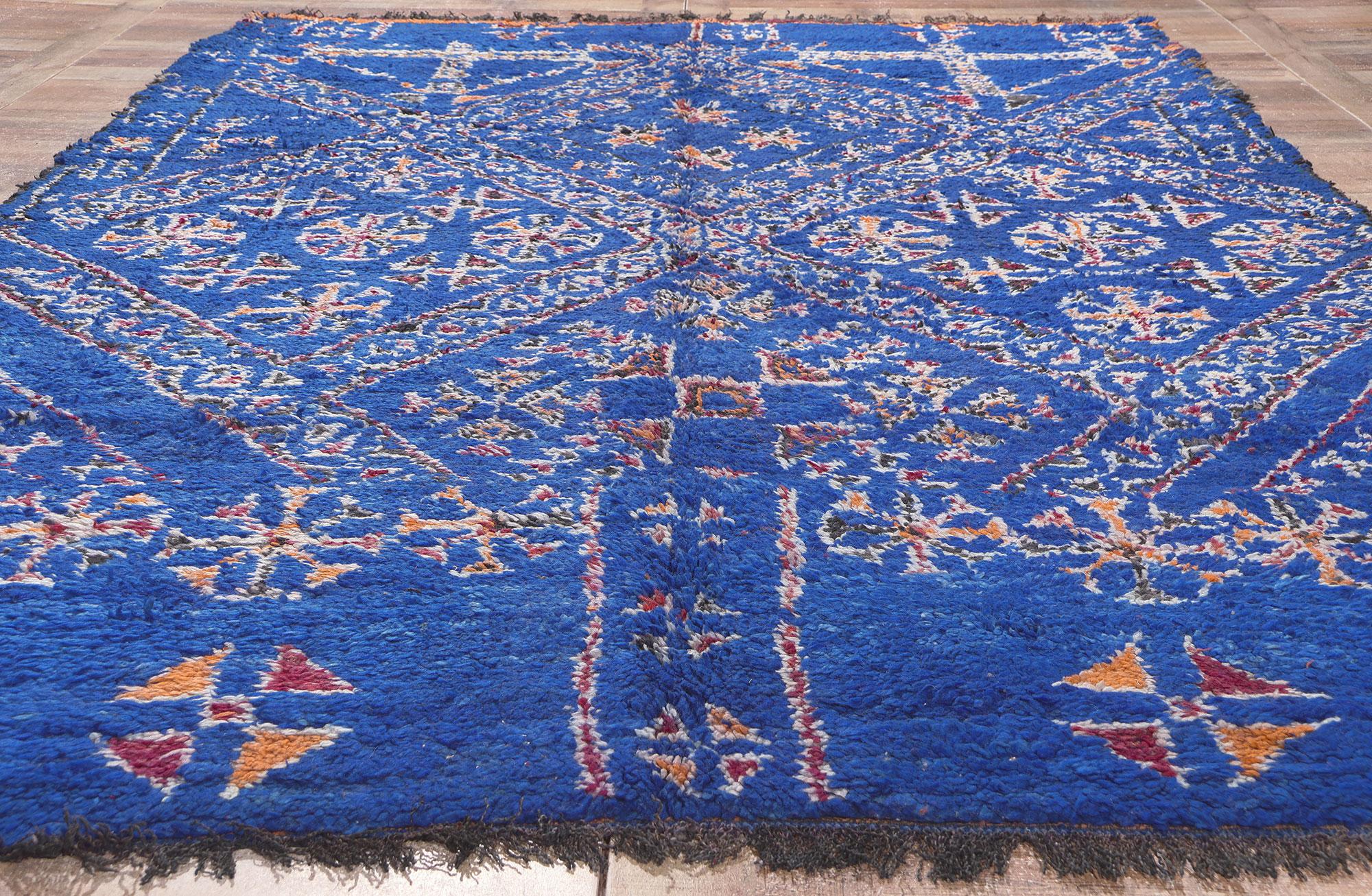 Marokkanischer blauer Beni MGuild-Teppich im Vintage-Stil, Stammeskunst-Enchantment Meets Cozy Nomad im Angebot 1