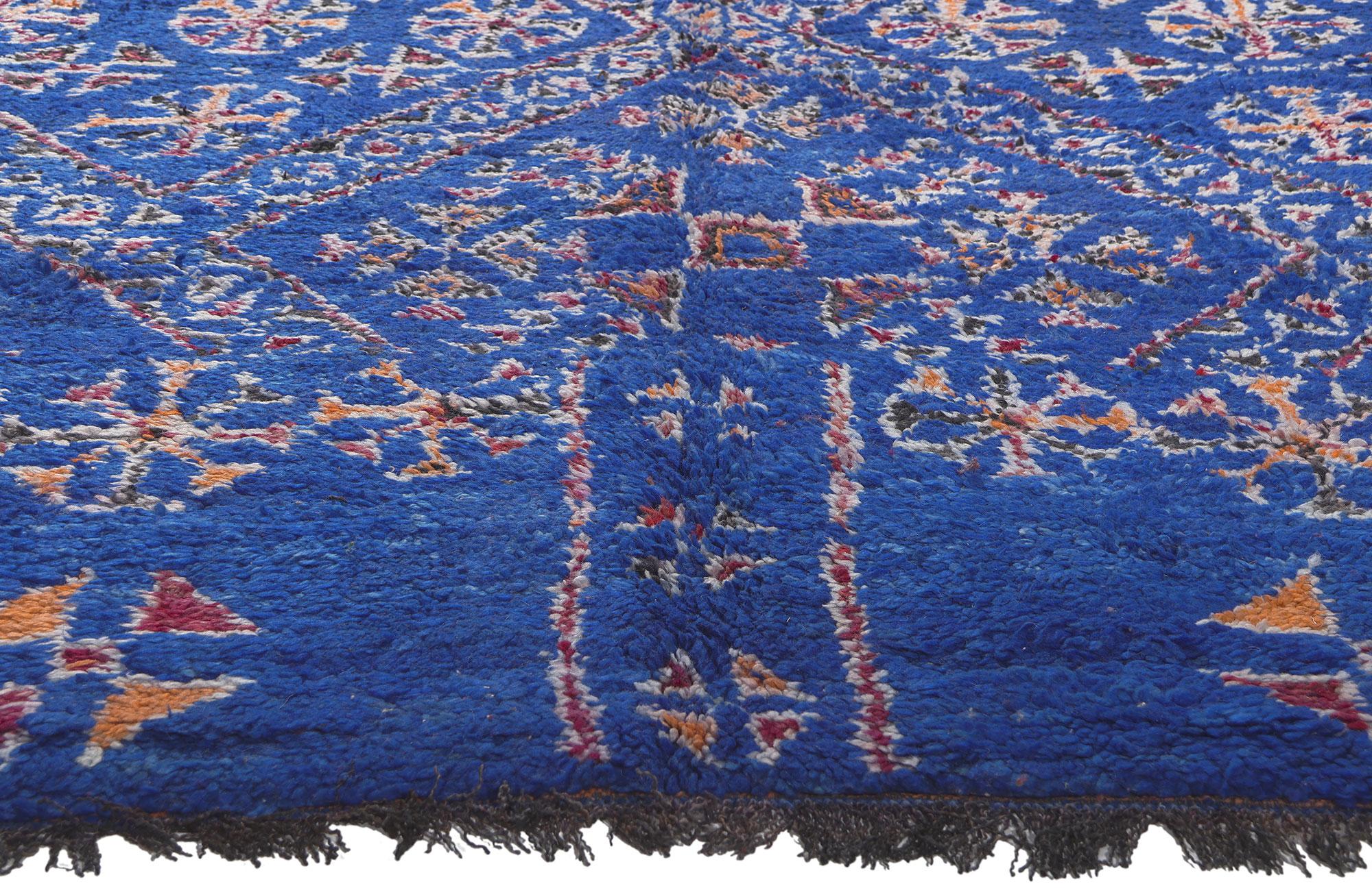 Marokkanischer blauer Beni MGuild-Teppich im Vintage-Stil, Stammeskunst-Enchantment Meets Cozy Nomad (Handgeknüpft) im Angebot