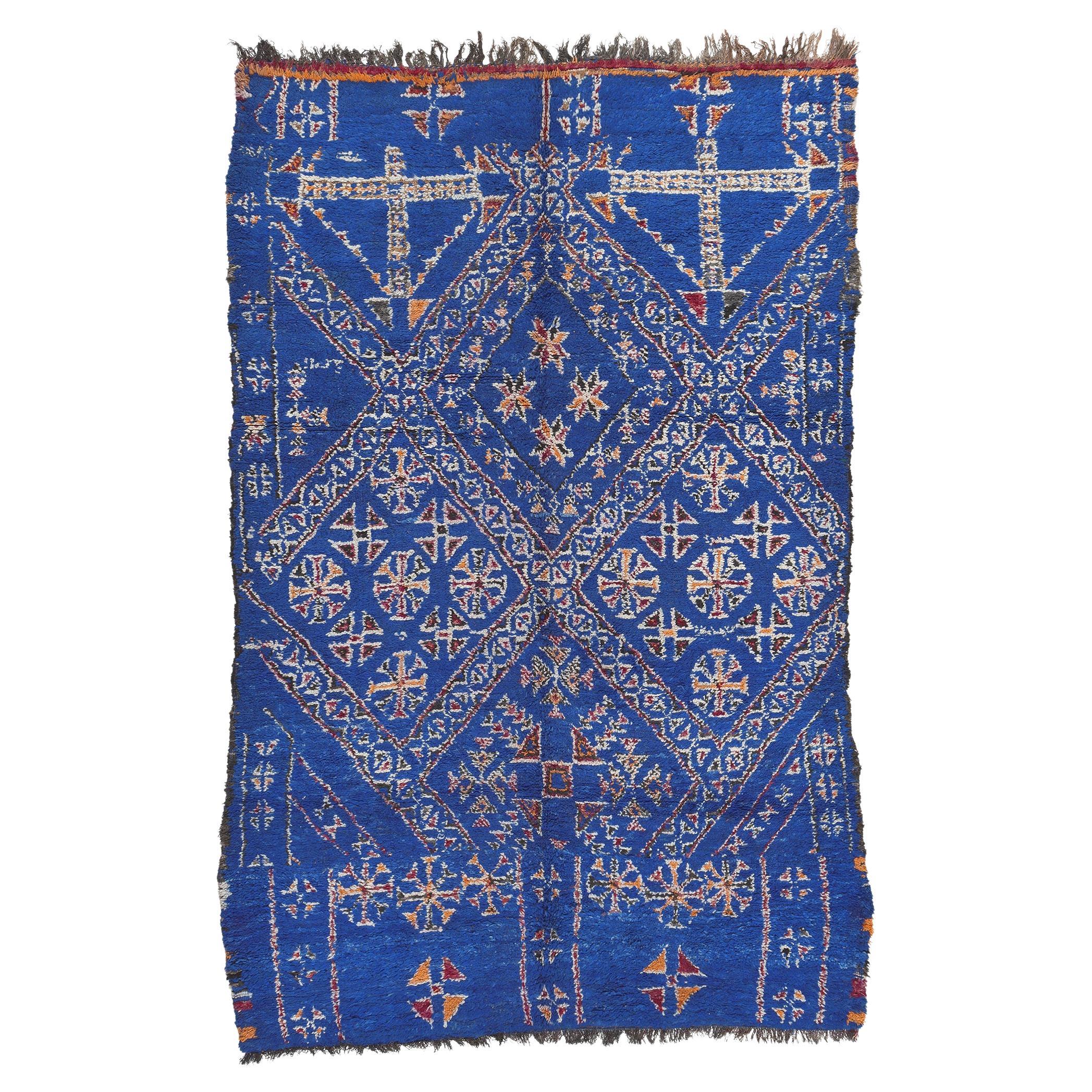 Marokkanischer blauer Beni MGuild-Teppich im Vintage-Stil, Stammeskunst-Enchantment Meets Cozy Nomad im Angebot