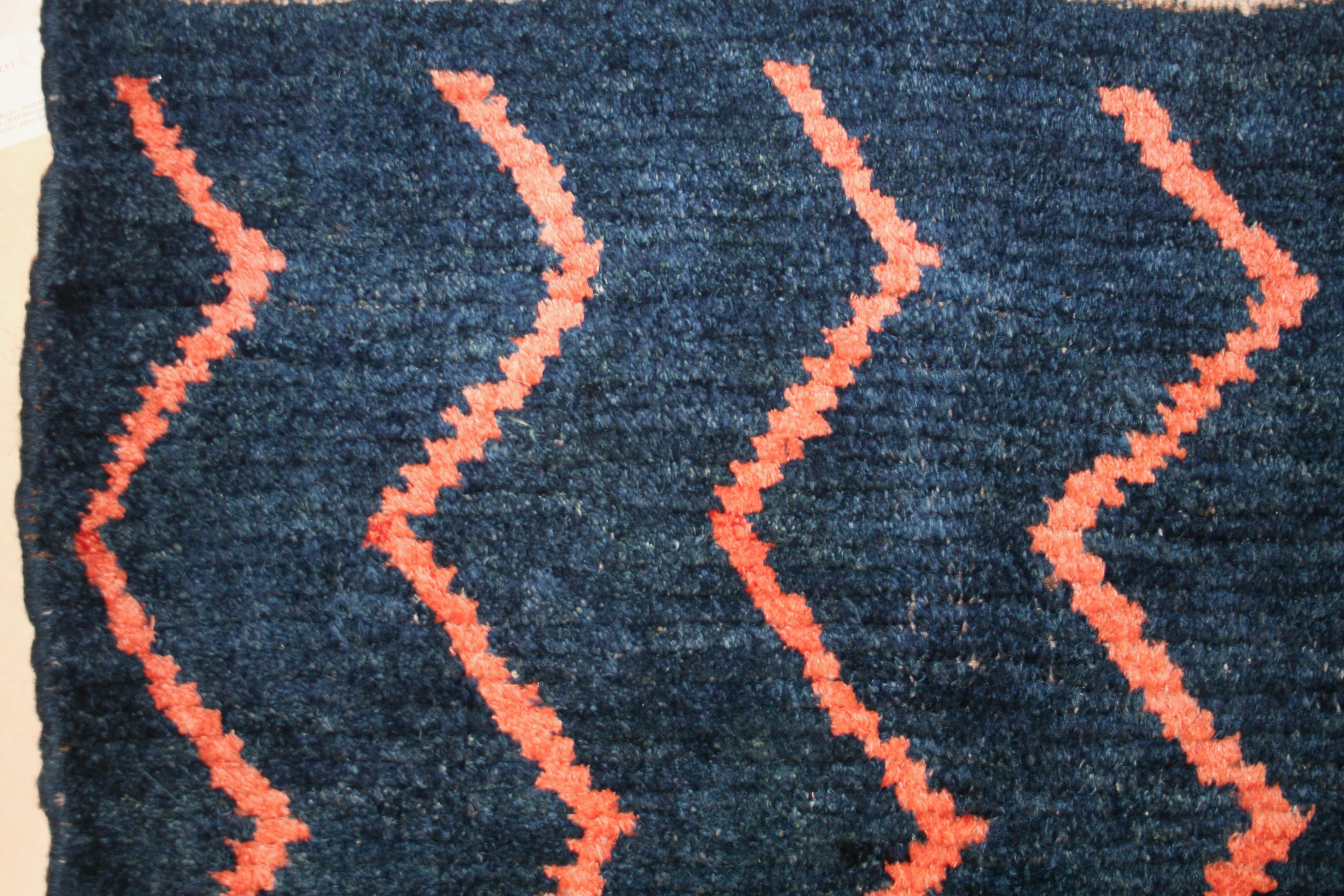 Abstrakter Stammeskunst-Teppich in Indigoblau (Handgeknüpft) im Angebot