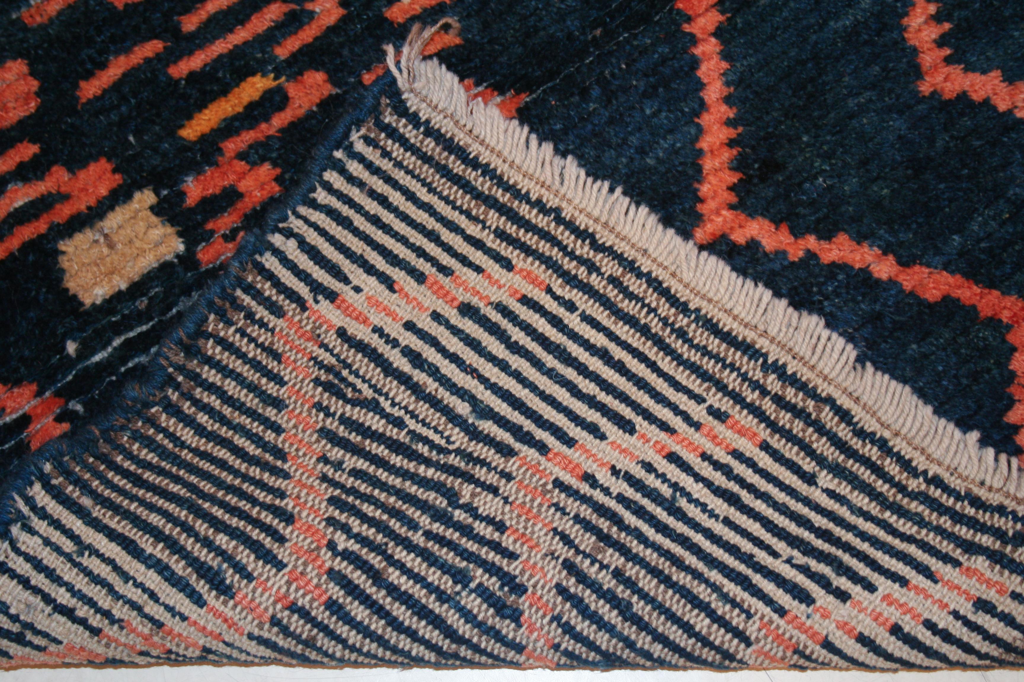 Abstrakter Stammeskunst-Teppich in Indigoblau im Zustand „Hervorragend“ im Angebot in Milan, IT