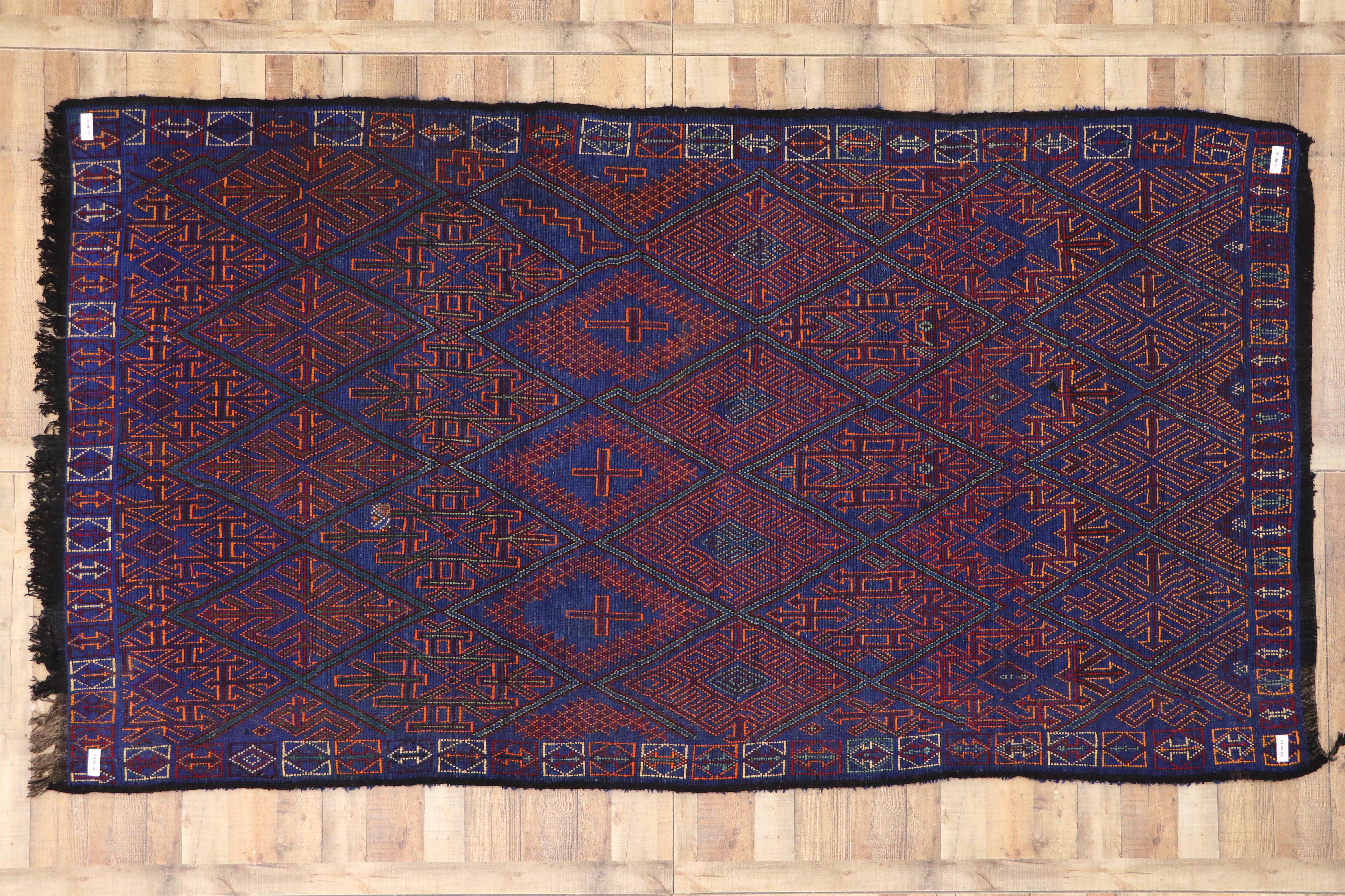 Marokkanischer blauer Beni MGuild-Teppich im Vintage-Stil, Bohemian Paradise Meets Cozy Nomad (Wolle) im Angebot