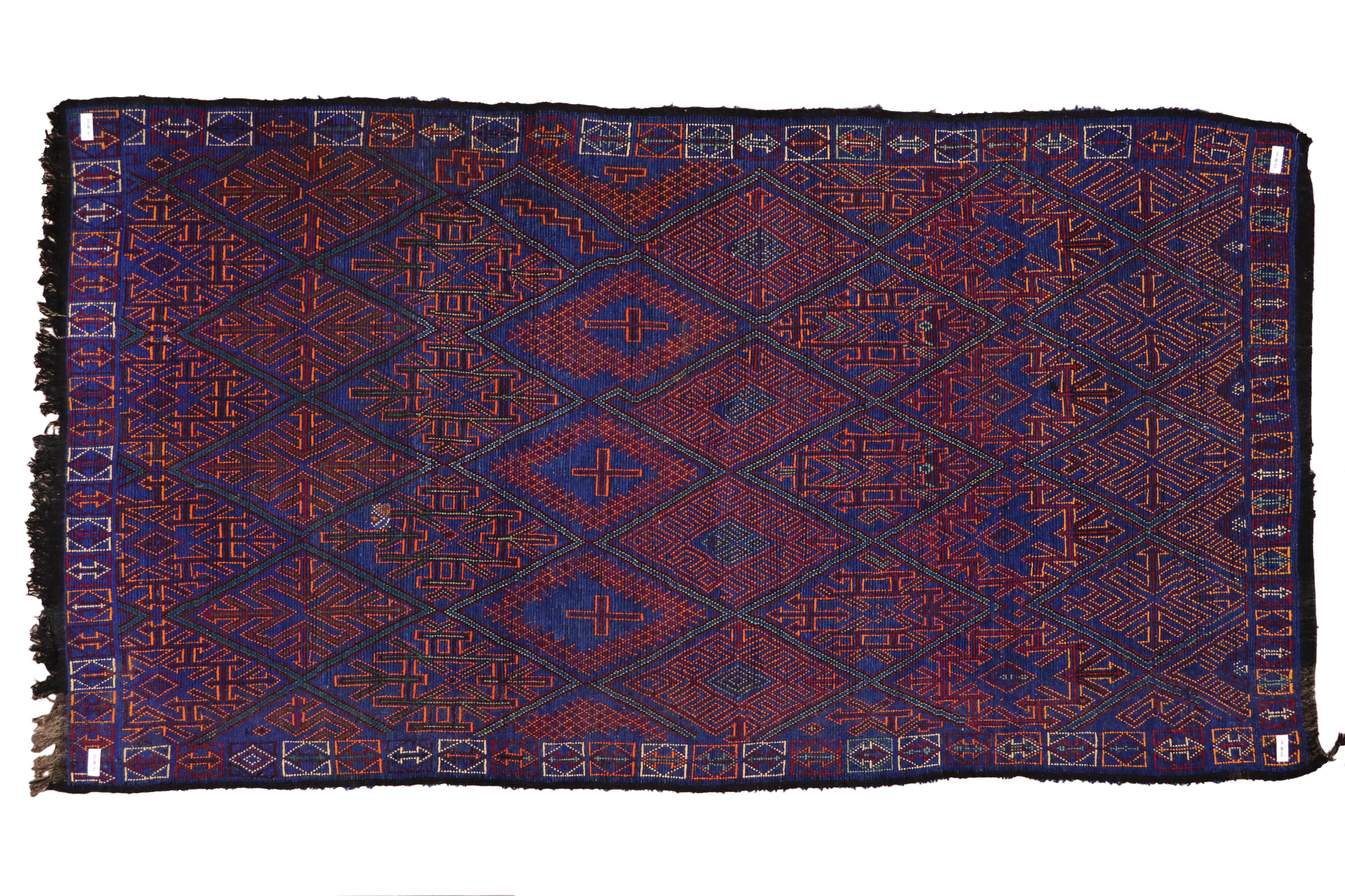 Marokkanischer blauer Beni MGuild-Teppich im Vintage-Stil, Bohemian Paradise Meets Cozy Nomad (20. Jahrhundert) im Angebot