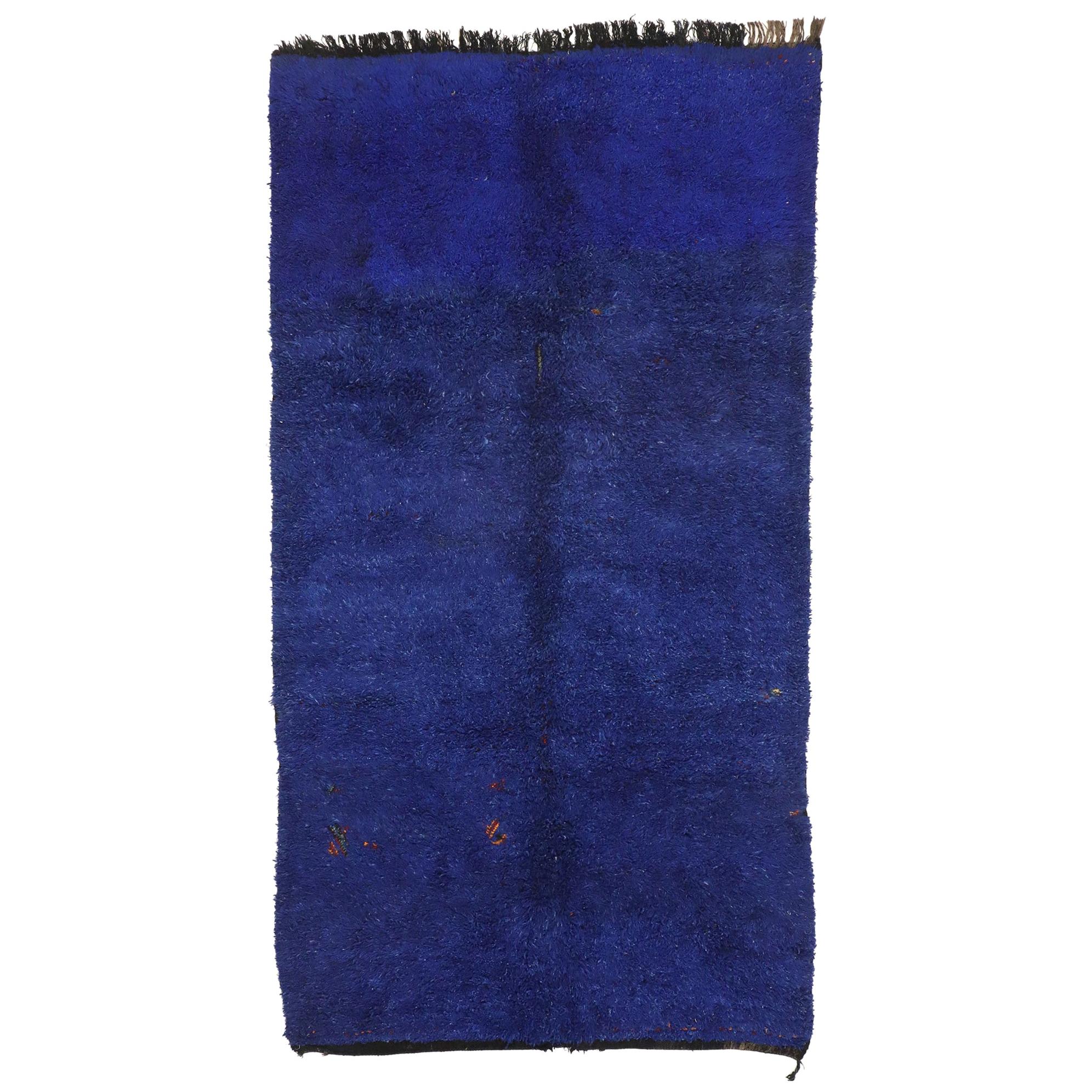 Marokkanischer blauer Beni MGuild-Teppich im Vintage-Stil, Bohemian Paradise Meets Cozy Nomad im Angebot