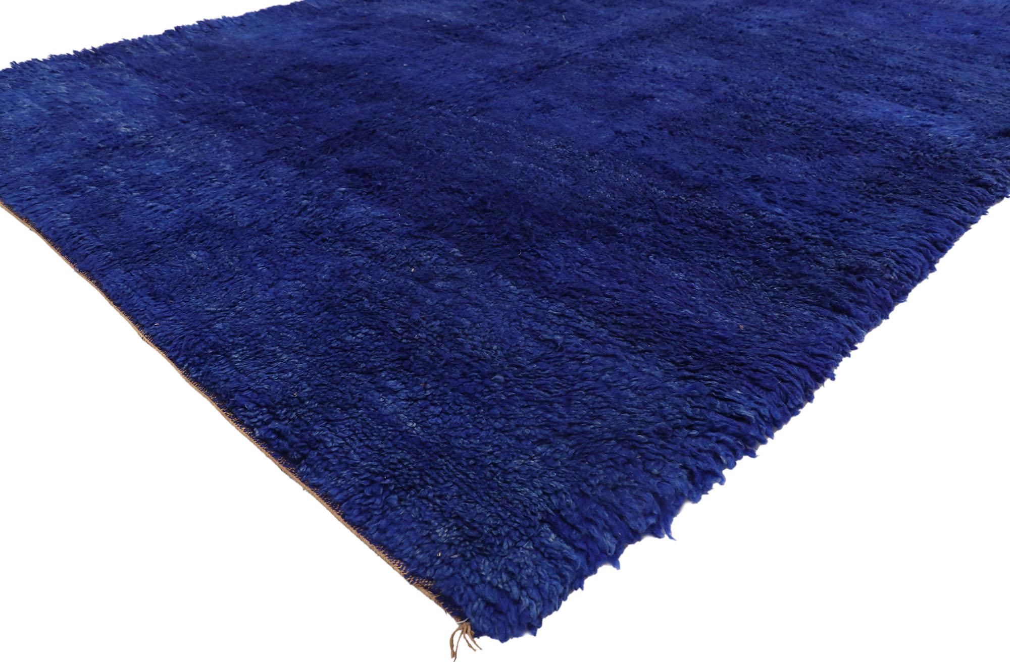 20935 Tapis marocain Beni Mrirt bleu vintage, 06'01 x 09'03. 
Le nomade douillet rencontre l'envoûtant bleu Marjorelle dans ce tapis marocain vintage Beni Mrirt en laine nouée à la main. Préparez-vous à être transporté dans un endroit paisible et