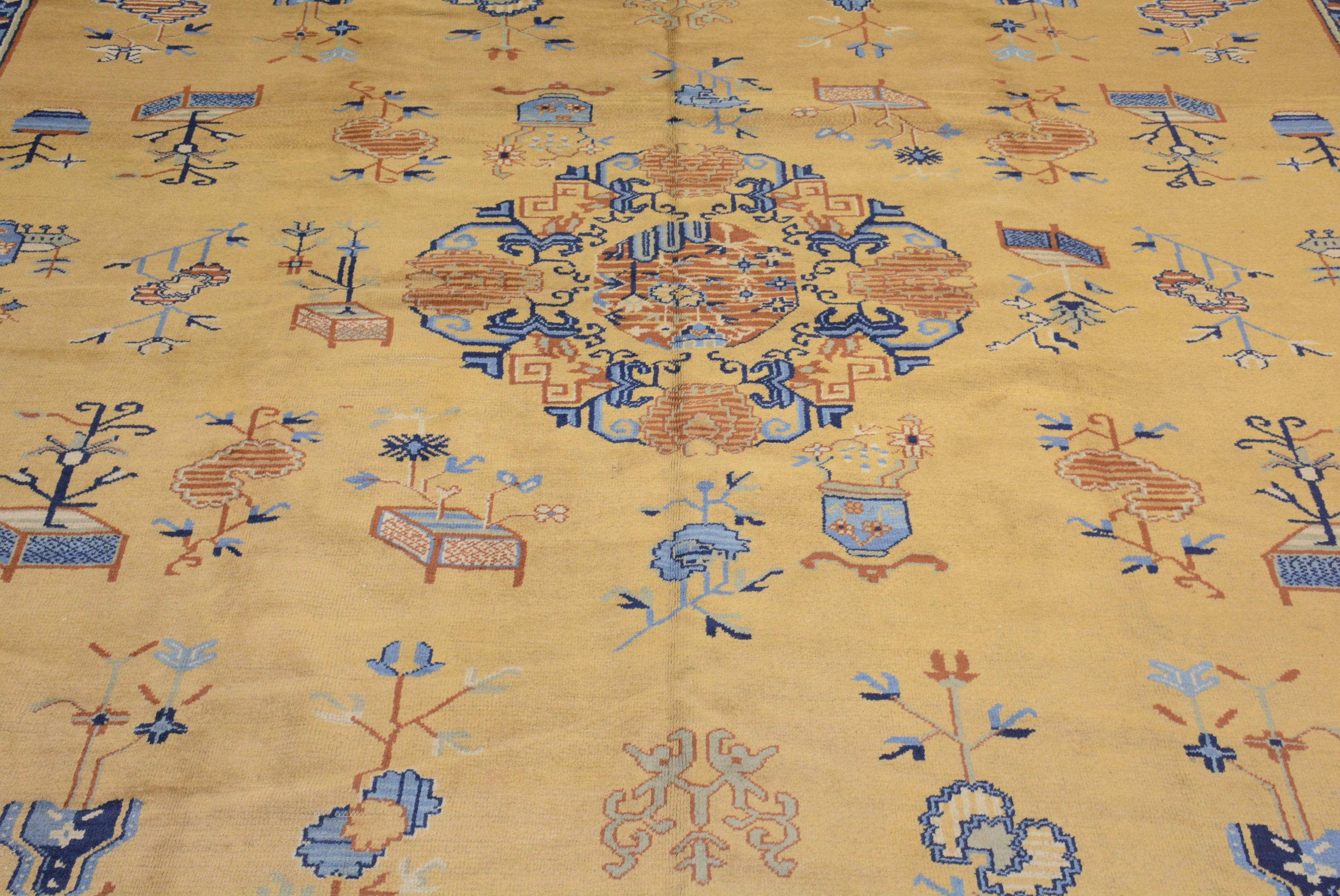 La ciudad de Amritsar, en la región del Punjab, al noroeste de la India, empezó a producir alfombras en el siglo XIX, cuando Cachemira fue anexionada por el maharajá Ranjit Singh. Cachemira era un importante centro de tejido de chales en aquella