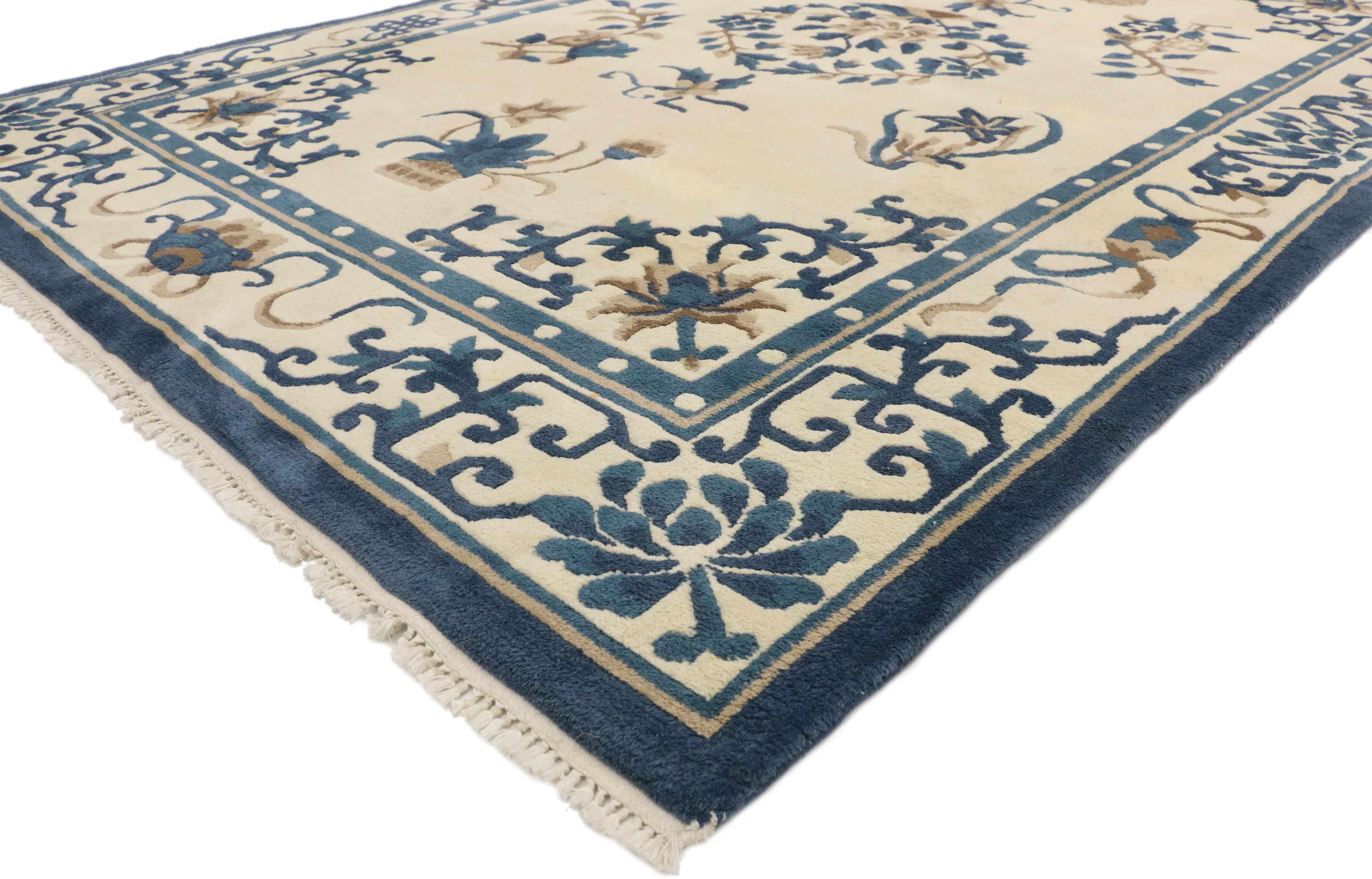 77211 Tapis indien Pékin chinois vintage, 05'11 x 08'11. Ce tapis en laine noué à la main est une représentation magistrale de l'art de l'Asie de l'Est avec une infusion de l'artisanat indien. Le tapis présente un mélange harmonieux de motifs de