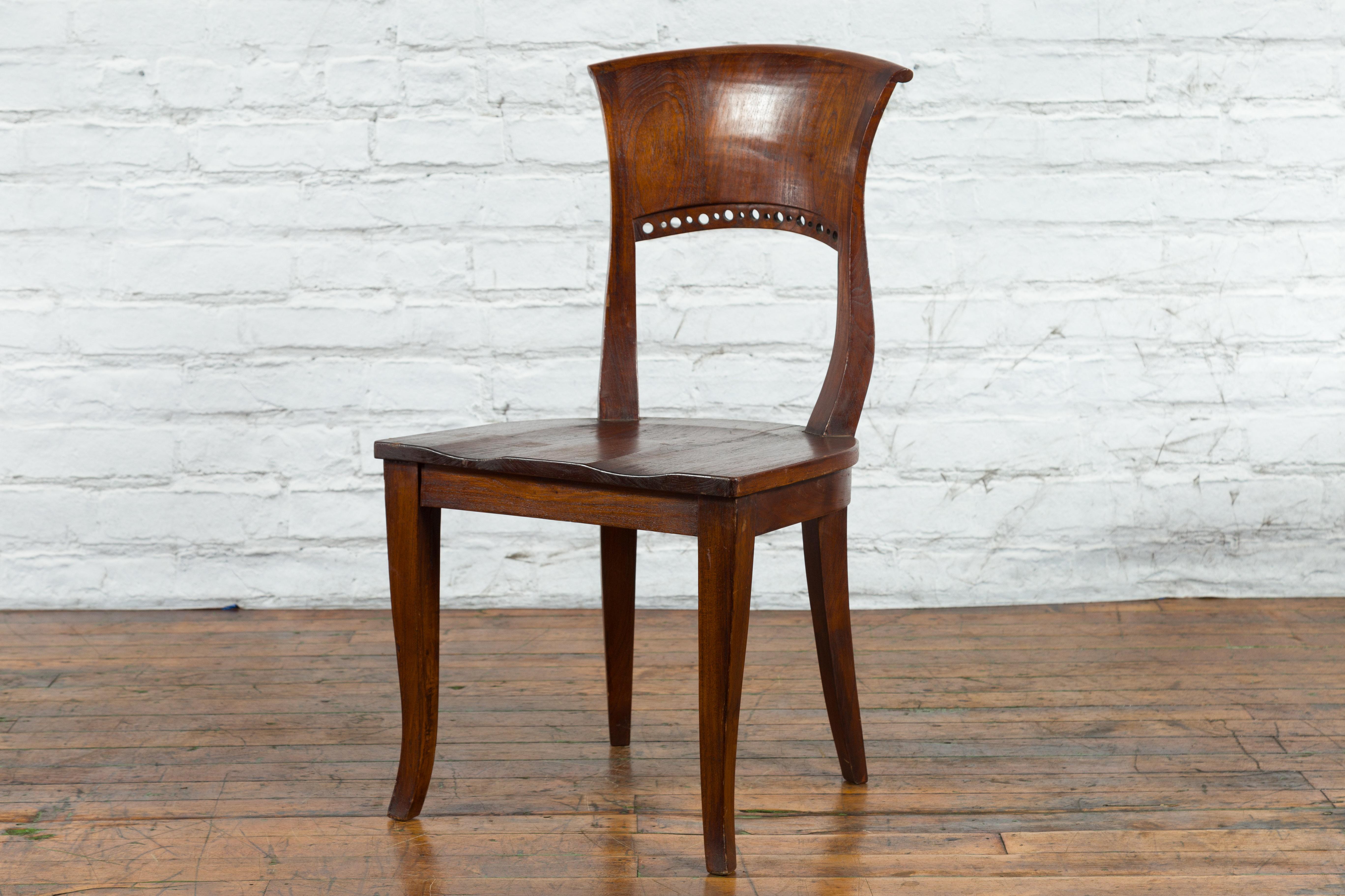 Sedia da salotto vintage in legno dell'Indonesia con motivi circolari traforati e schienale curvo 4
