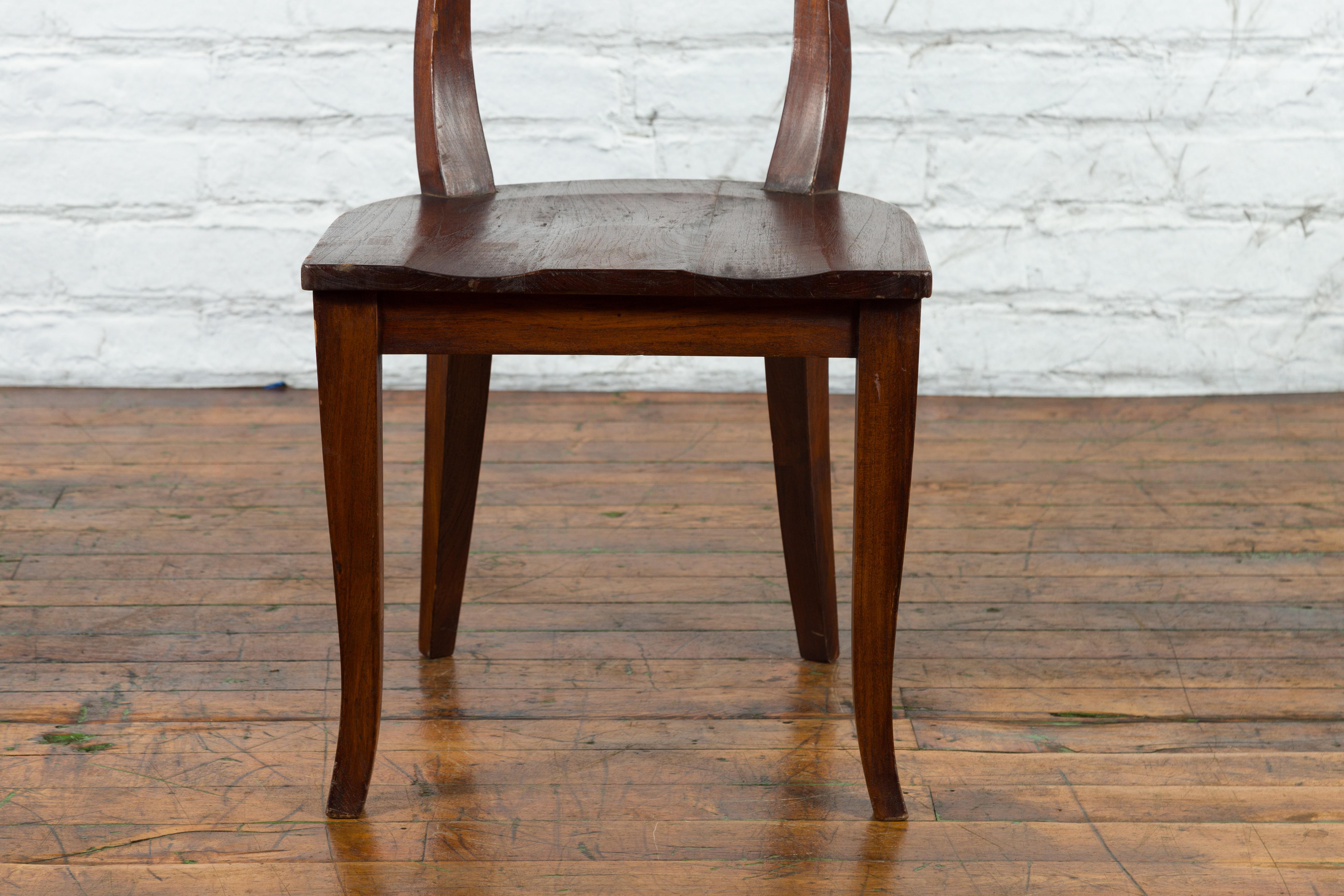 Sedia da salotto vintage in legno dell'Indonesia con motivi circolari traforati e schienale curvo In condizioni buone a Yonkers, NY