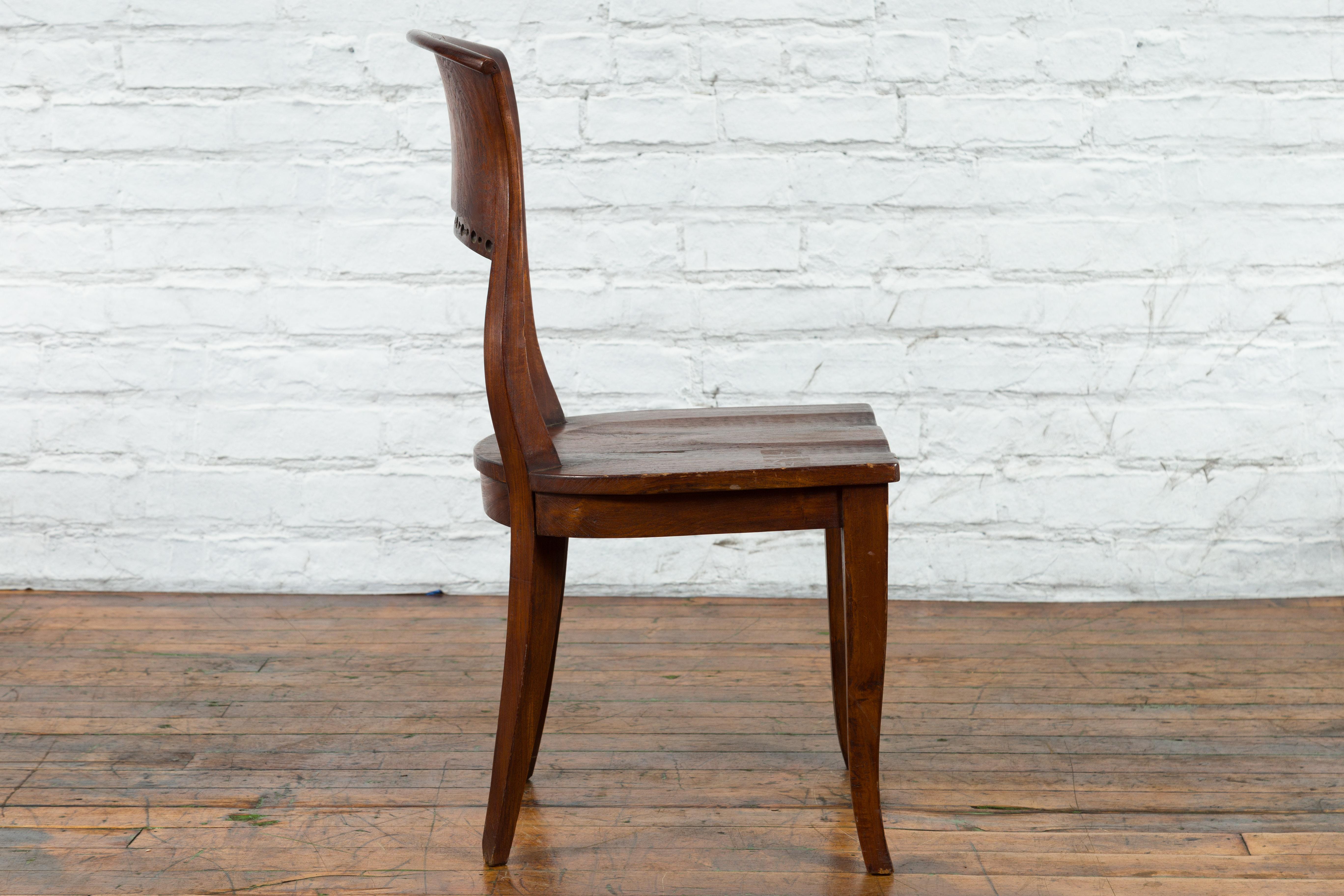 Sedia da salotto vintage in legno dell'Indonesia con motivi circolari traforati e schienale curvo 1