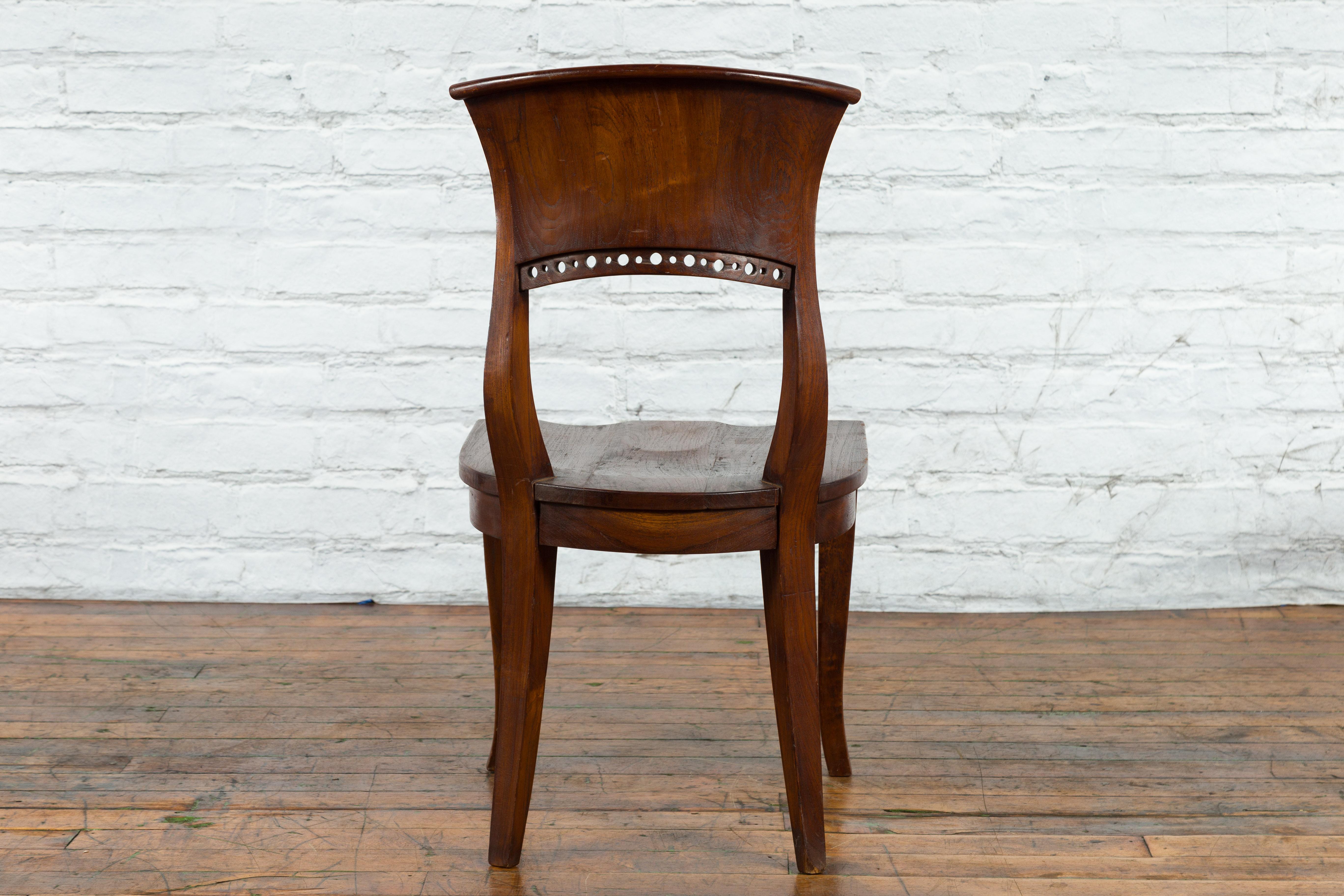 Sedia da salotto vintage in legno dell'Indonesia con motivi circolari traforati e schienale curvo 2
