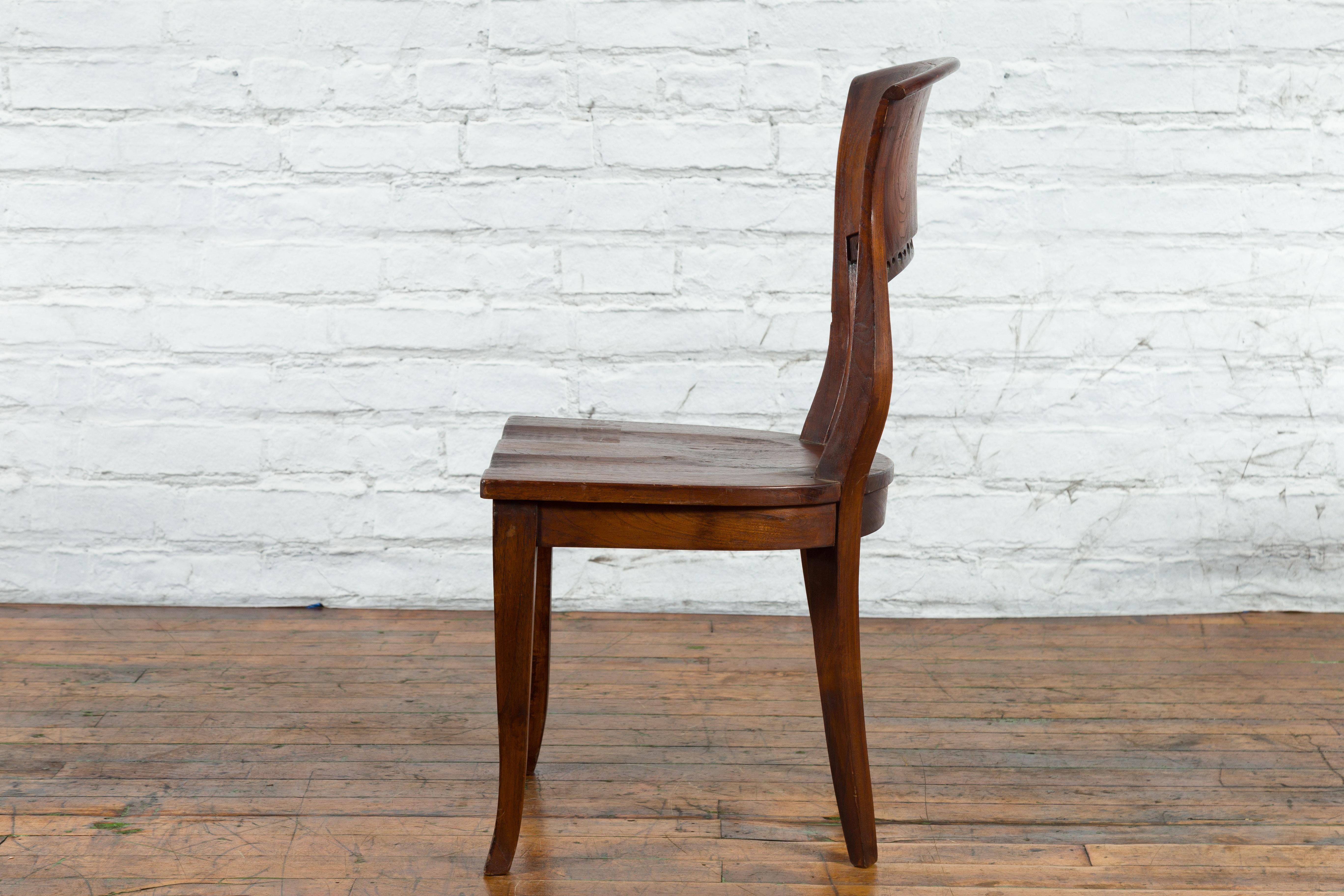 Sedia da salotto vintage in legno dell'Indonesia con motivi circolari traforati e schienale curvo 3
