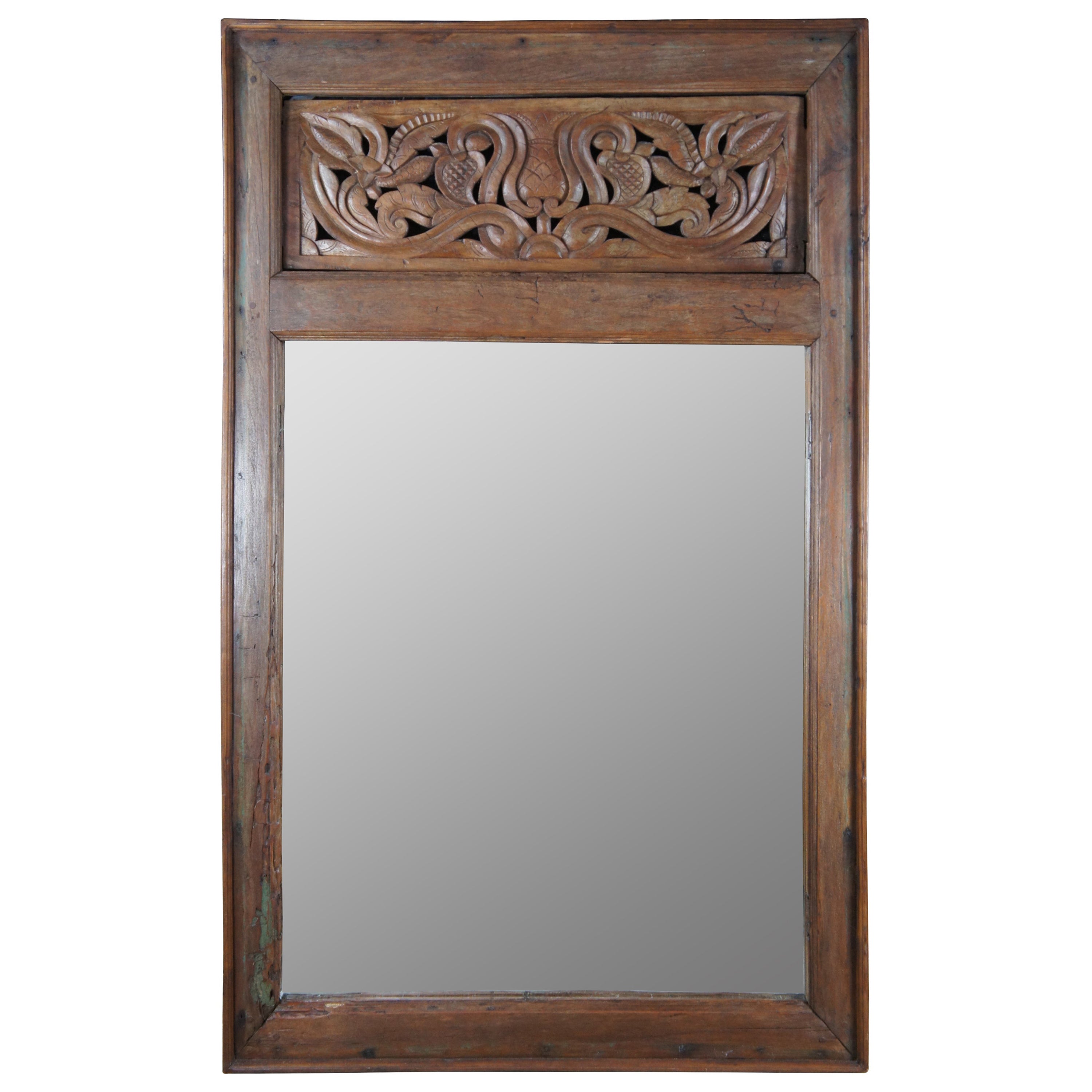 Espejo de pared vintage indonesio de caoba tallada sobre repisa de puerta recuperada