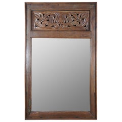 Espejo de pared vintage indonesio de caoba tallada sobre repisa de puerta recuperada