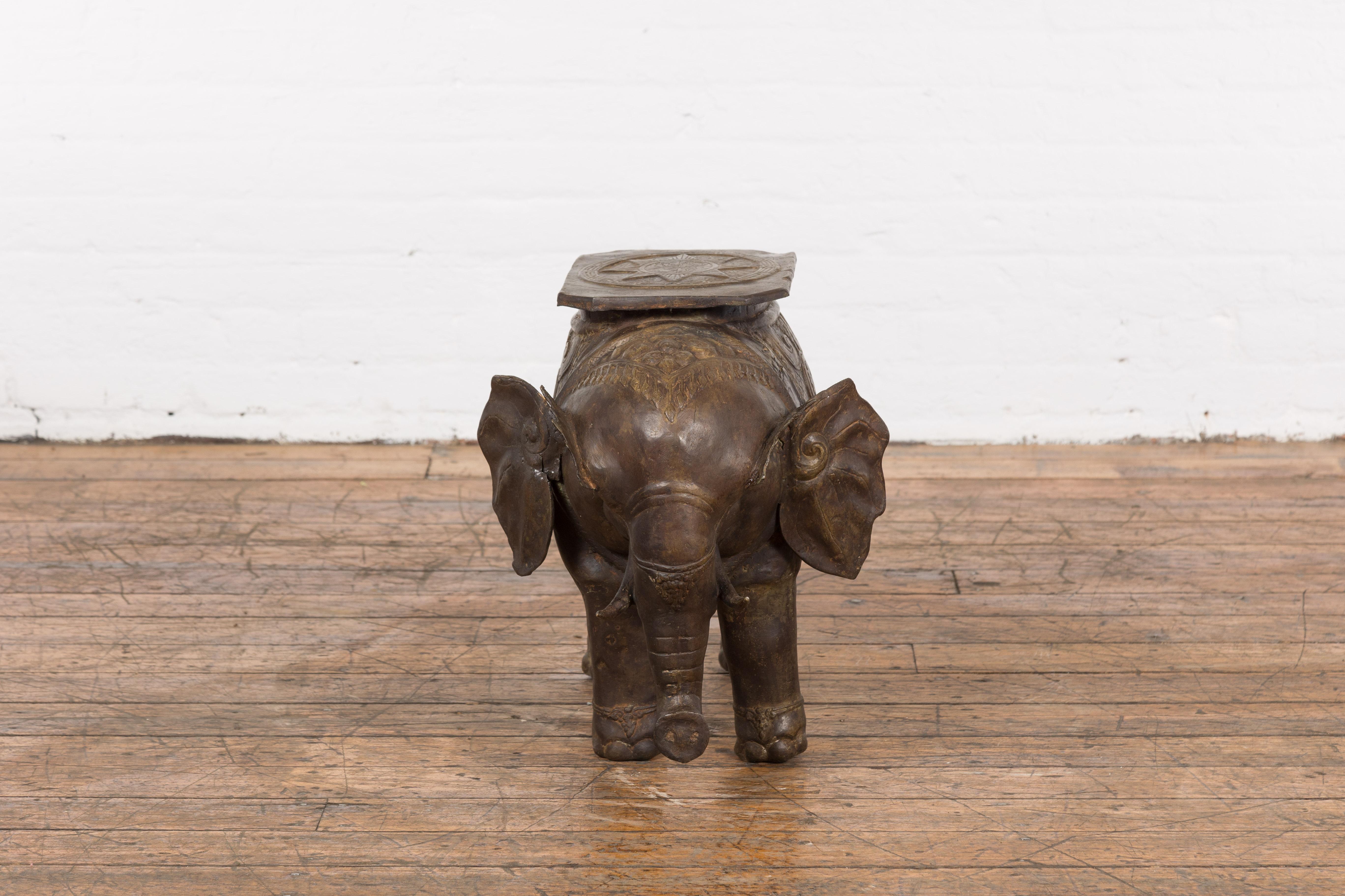 Ein indonesischer Elefanten-Gartensitz aus Kupfer oder Messing mit verschnörkelten Details. Verleihen Sie Ihrem Raum einen exotischen Touch mit diesem beeindruckenden Elefanten-Gartensitz aus indonesischem Kupfer oder Messing. Mit seinen aufwändigen