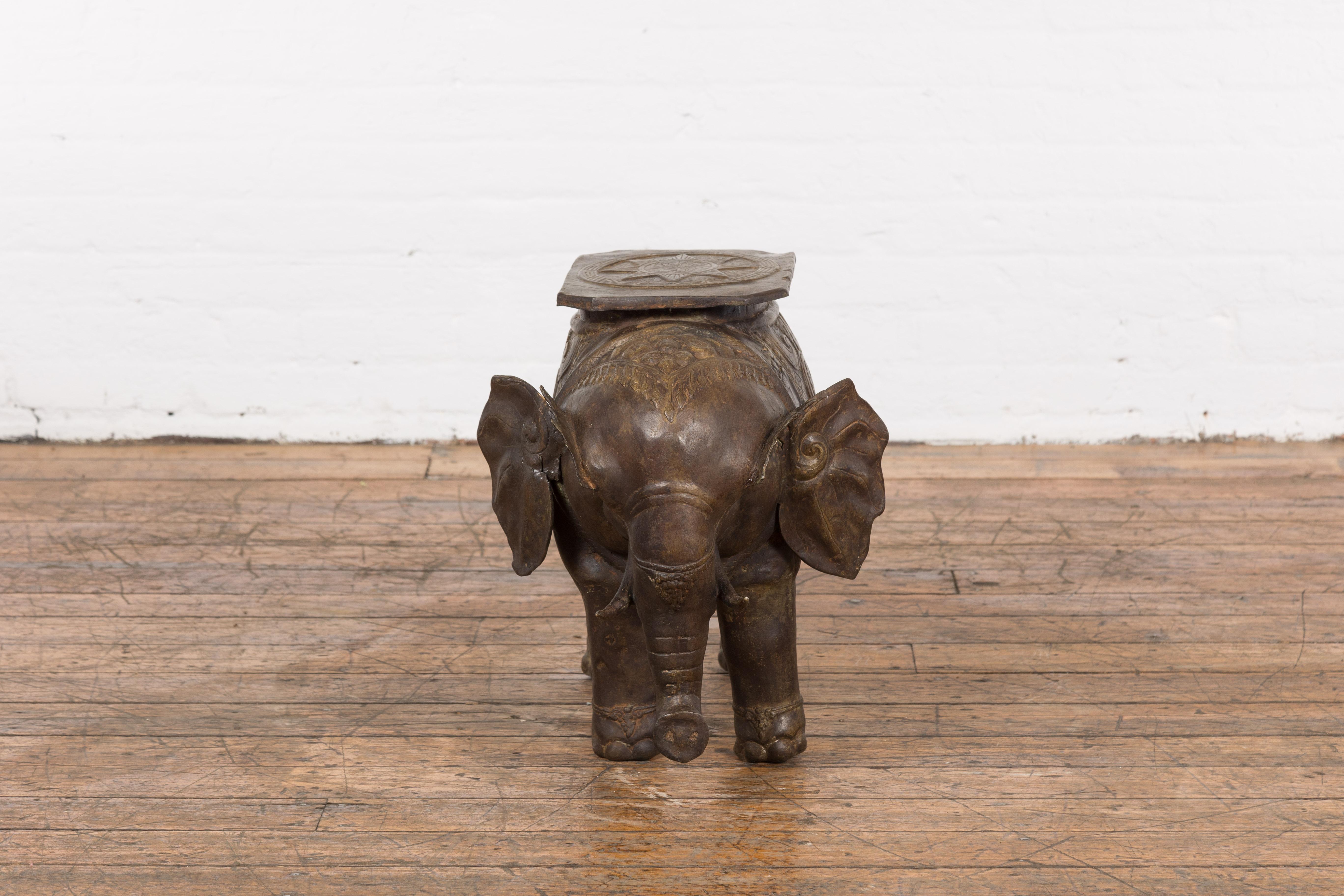 Seduta da giardino vintage indonesiana in rame o ottone con elefante e dettagli ornamentali. Aggiungi un tocco esotico al tuo spazio con questa splendida seduta da giardino a forma di elefante in rame o ottone indonesiano vintage. Con i suoi