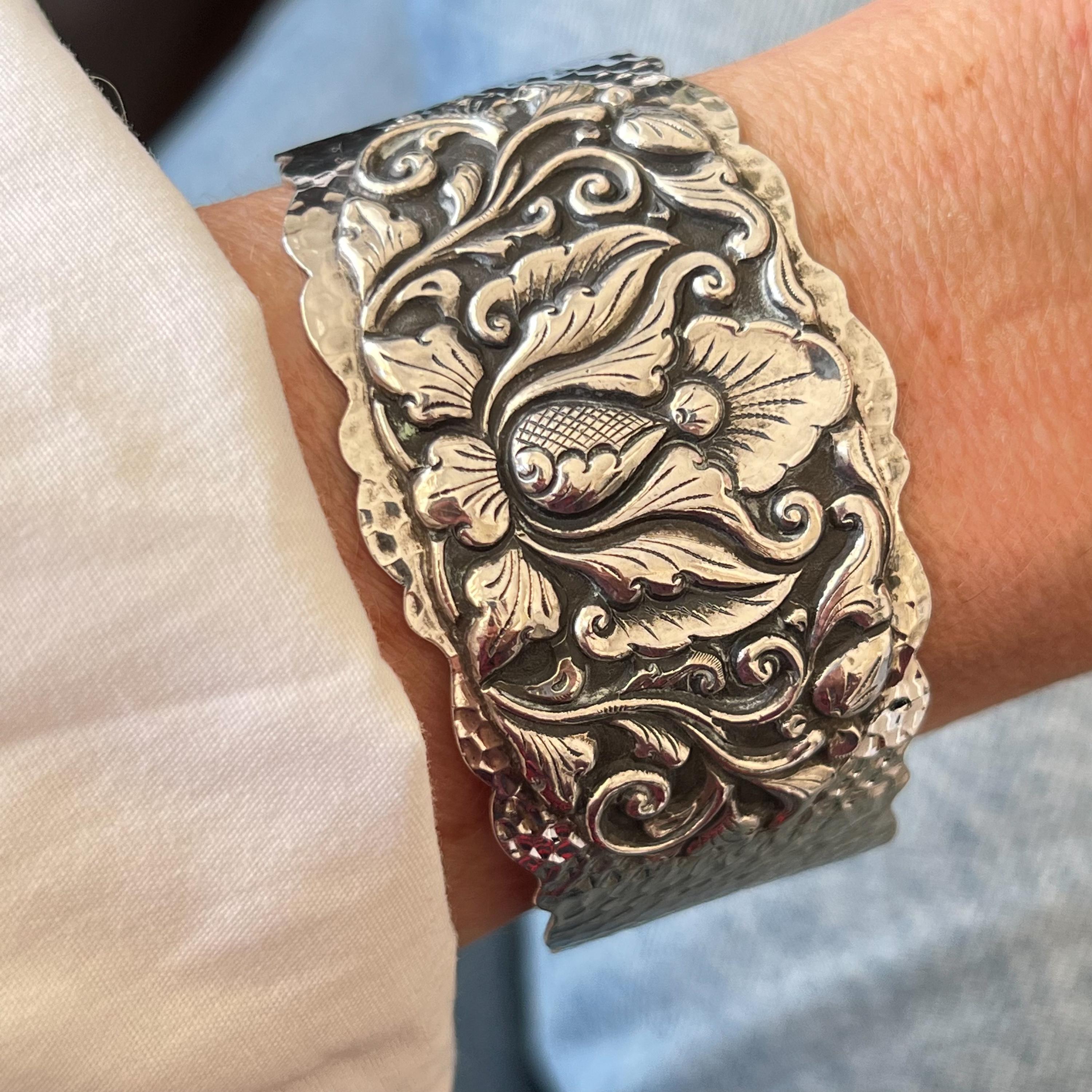 A Djokja silver bracelet crafted with 800 silver typically reflects the rich heritage of Indonesian silversmithing, particularly from Yogyakarta (often referred to as Djokja). The 