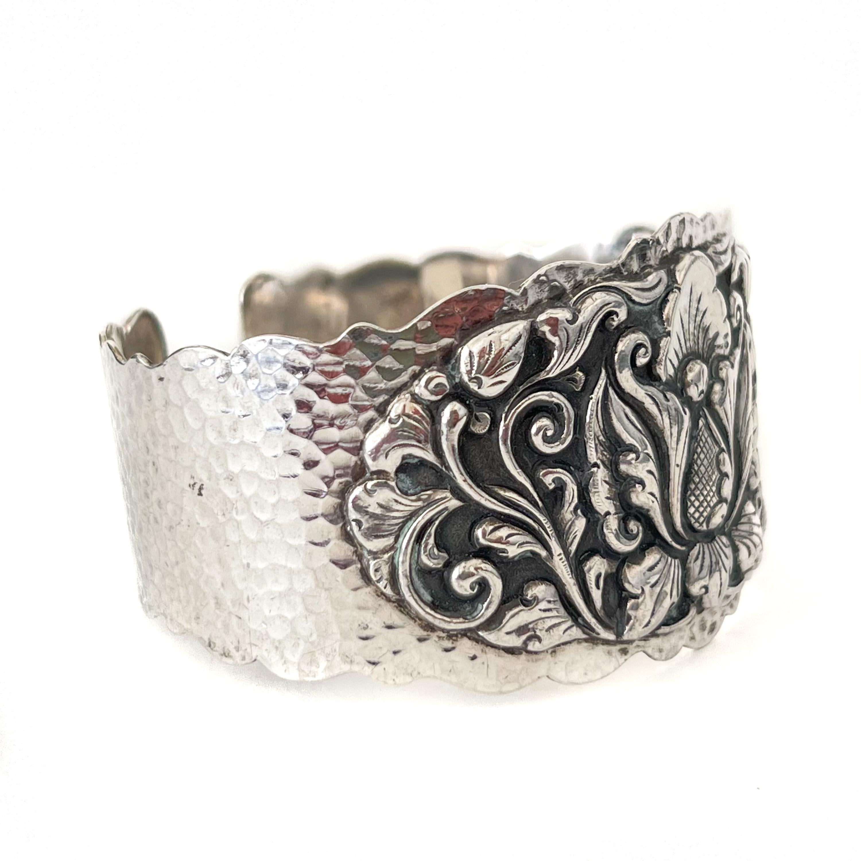 Vintage Indonesian Djokja Lotus Flower Silver Bracelet In Good Condition For Sale In Rotterdam, NL