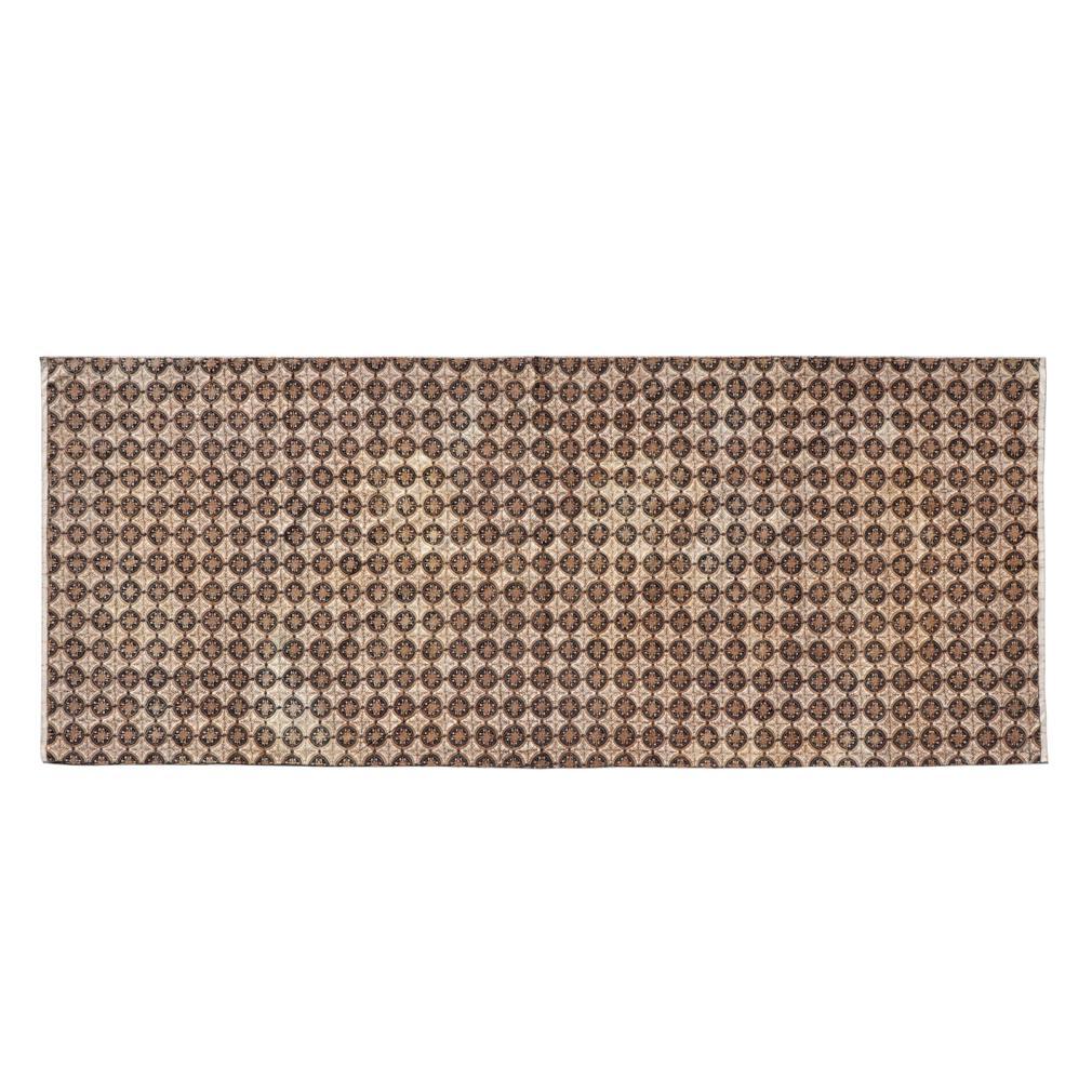 Kain Batik Tulis indonesiano d'epoca, Jogja (Yogyakarta), Java, 1970.
Una tradizionale pittura a cera disegnata a mano con la tecnica del canting su cotone di un classico motivo ceplok di file ripetitive di medaglioni floreali disposti a griglia,