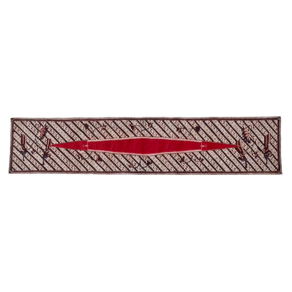 Kemben Batik Tulis (tessuto per il seno) indonesiano d'epoca, Jogja (Yogyakarta), Java 1970.
Questo batik kemben ha un disegno disegnato a mano su cotone con la tecnica del canting a cera. Il formato tradizionale del design cerimoniale giustappone