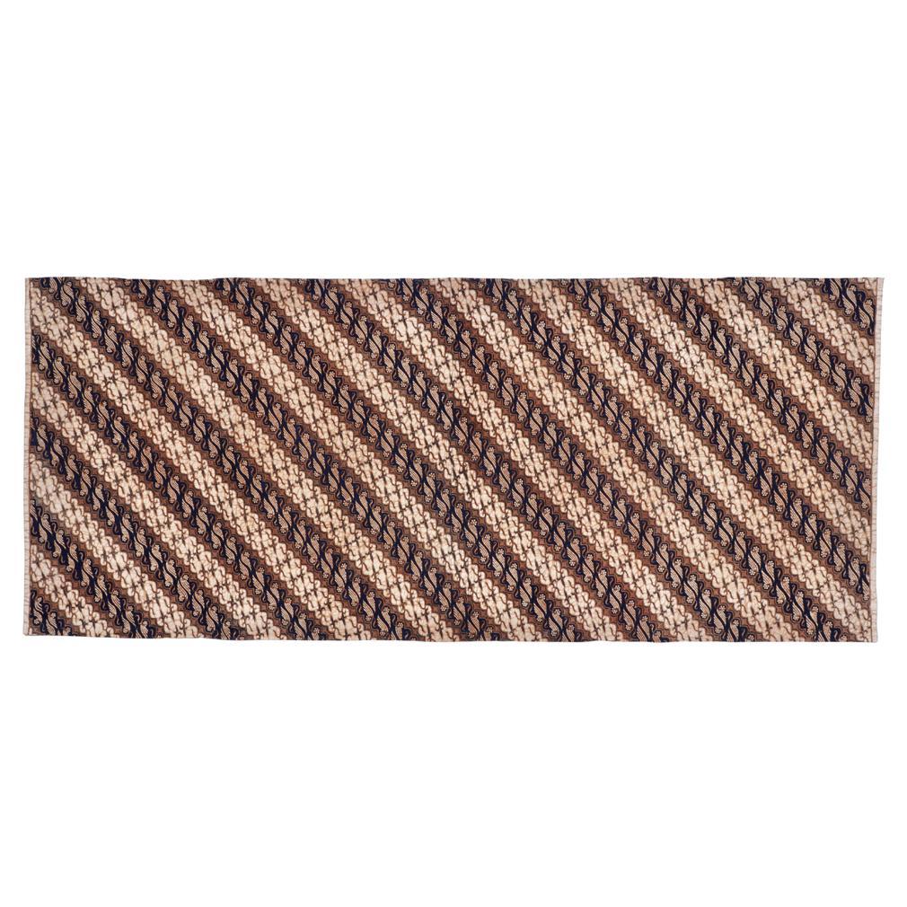 Vintage By Indonesische Kain Batik Tulis Parang, Solo (Surakarta), Java 1960. Eine feine, handgezeichnete Wachsresist-Malerei auf Baumwolle, die eine Variation des Parang Rusak-Musters darstellt: ein gebrochenes, diagonales Messer-Muster, das Mut