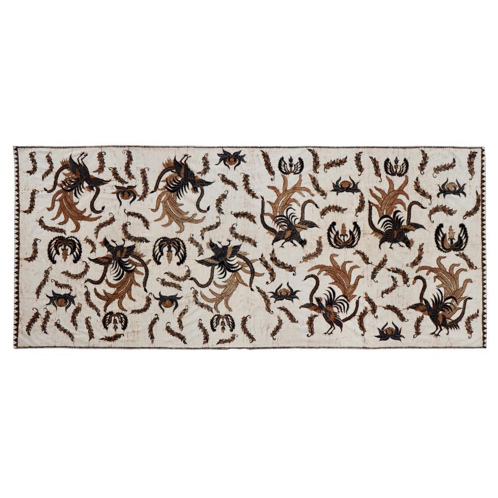 Tulis indonesiano vintage in Kain Batik, Solo (Surakarta), Giava, 1950.
Una pittura tradizionale a cera disegnata meticolosamente a mano con il metodo del canting su cotone che raffigura una spiritosa fenice intervallata da foglie, fiori di loto e