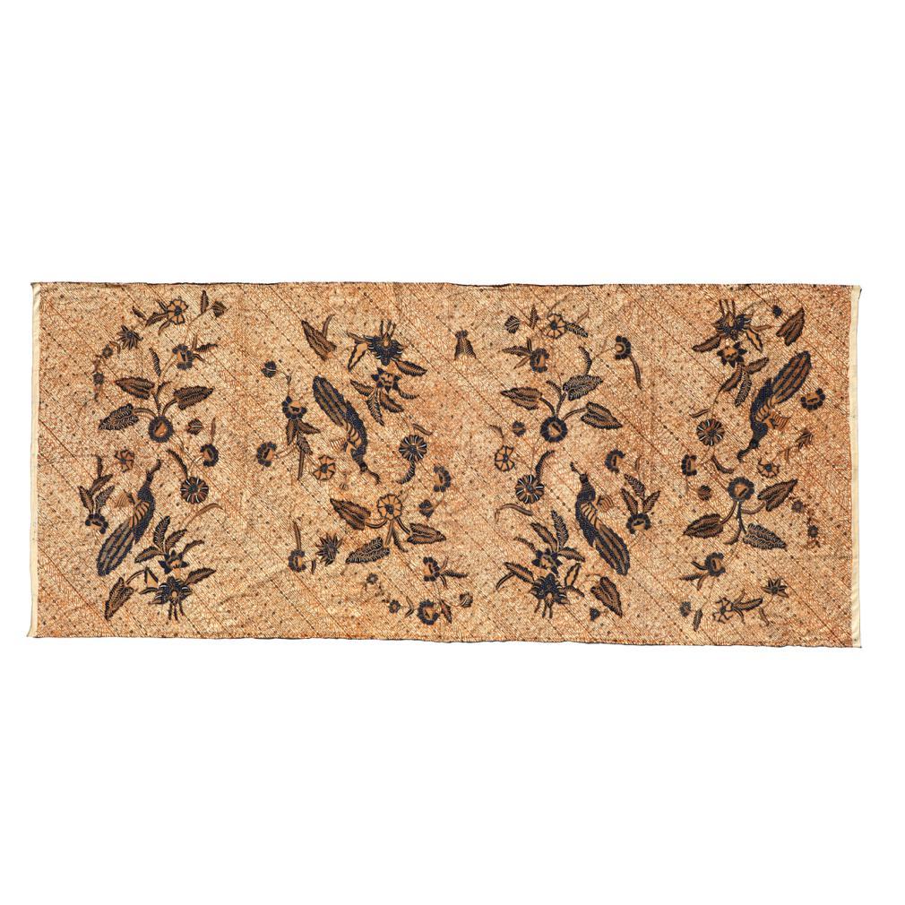 Tulis indonesiano vintage in Kain Batik, Solo (Surakarta), Giava, 1960.
Una pittura tradizionale meticolosamente disegnata a mano con resistenza a cera e canting su cotone di un motivo Udan Liris di bande decorative liriche diagonali sovrapposte a