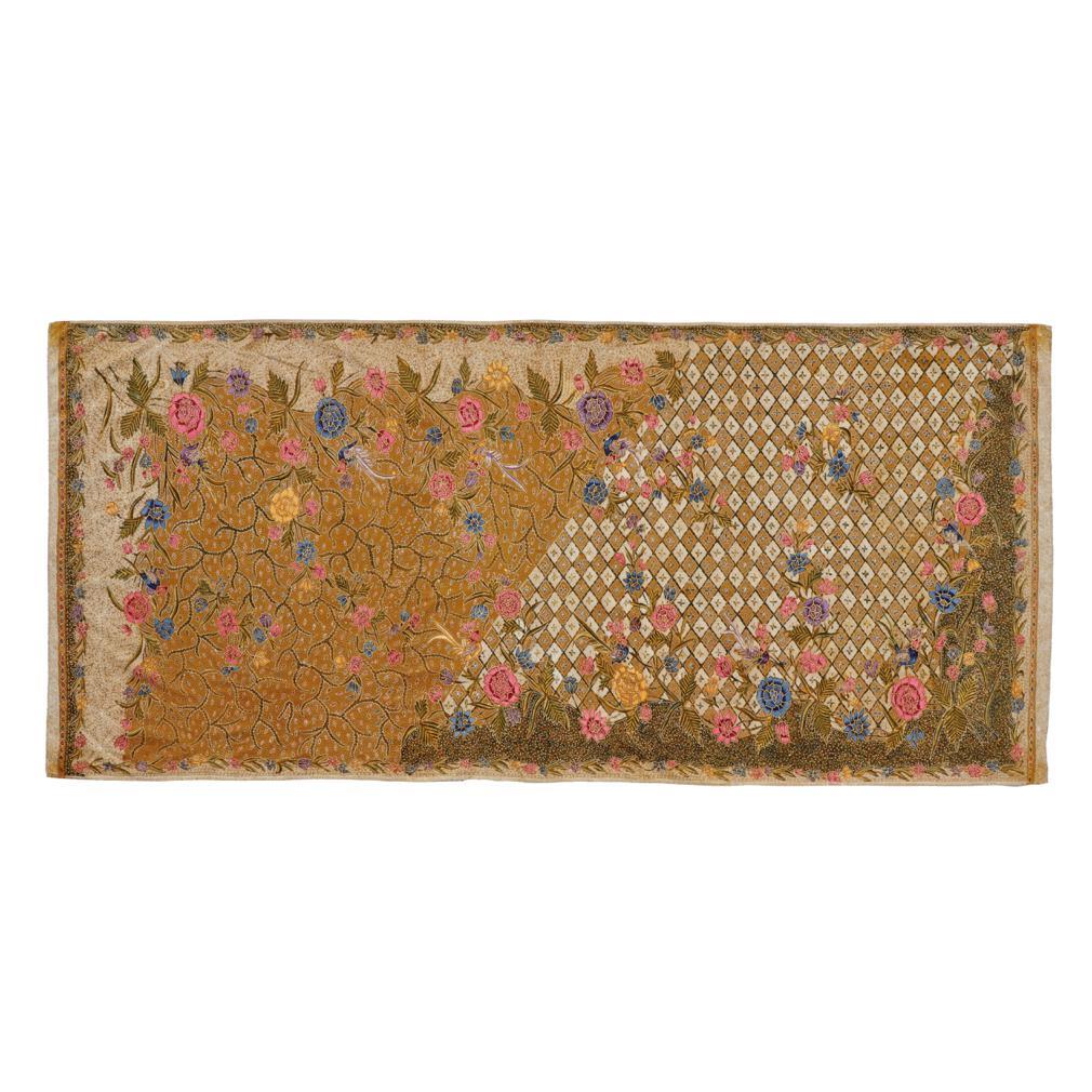 Vintage Indonesian Kain Panjang Batik Tulis Pagi-sore Buket, Demak, Java 1950.
Une peinture en réserve de cire dessinée à la main par canting sur coton d'un thème traditionnel javanais de bouquet multicolore qui est réversible dans le design avec la