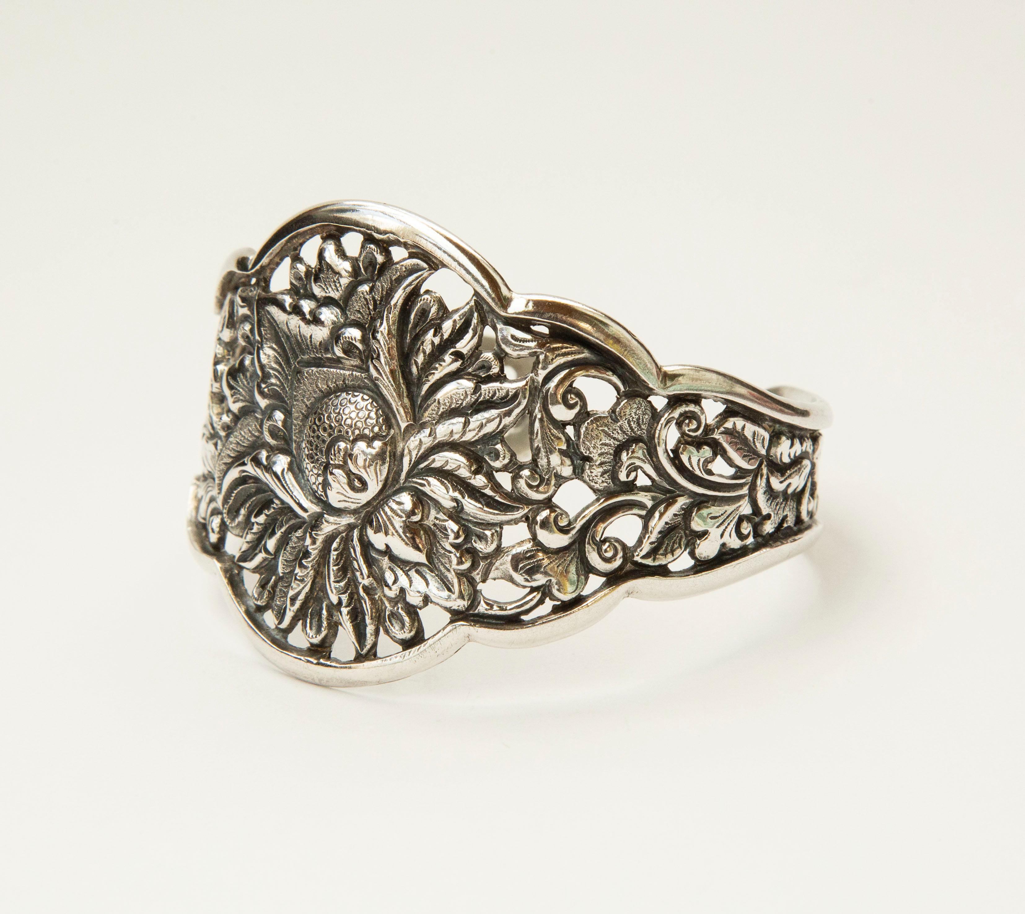 Vintage Indonesian Silver 800 Cuff Bracelet with Floral Decor CA. 1930s In Good Condition For Sale In Arnhem, NL