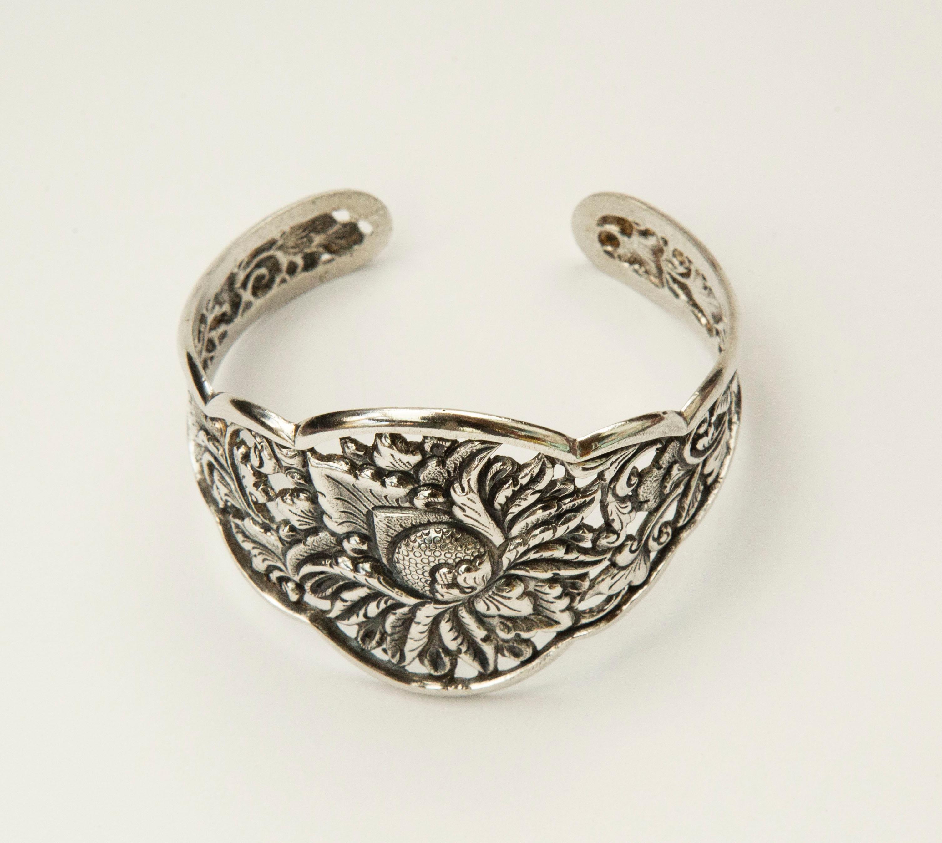 Vintage Indonesian Silver 800 Manschettenarmband mit Blumendekor CA. 1930s im Angebot 1