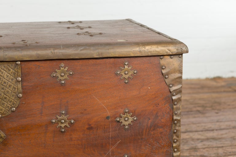 Coffre en bois indonésien vintage avec motifs en forme d'étoile en laiton  ornés En vente sur 1stDibs