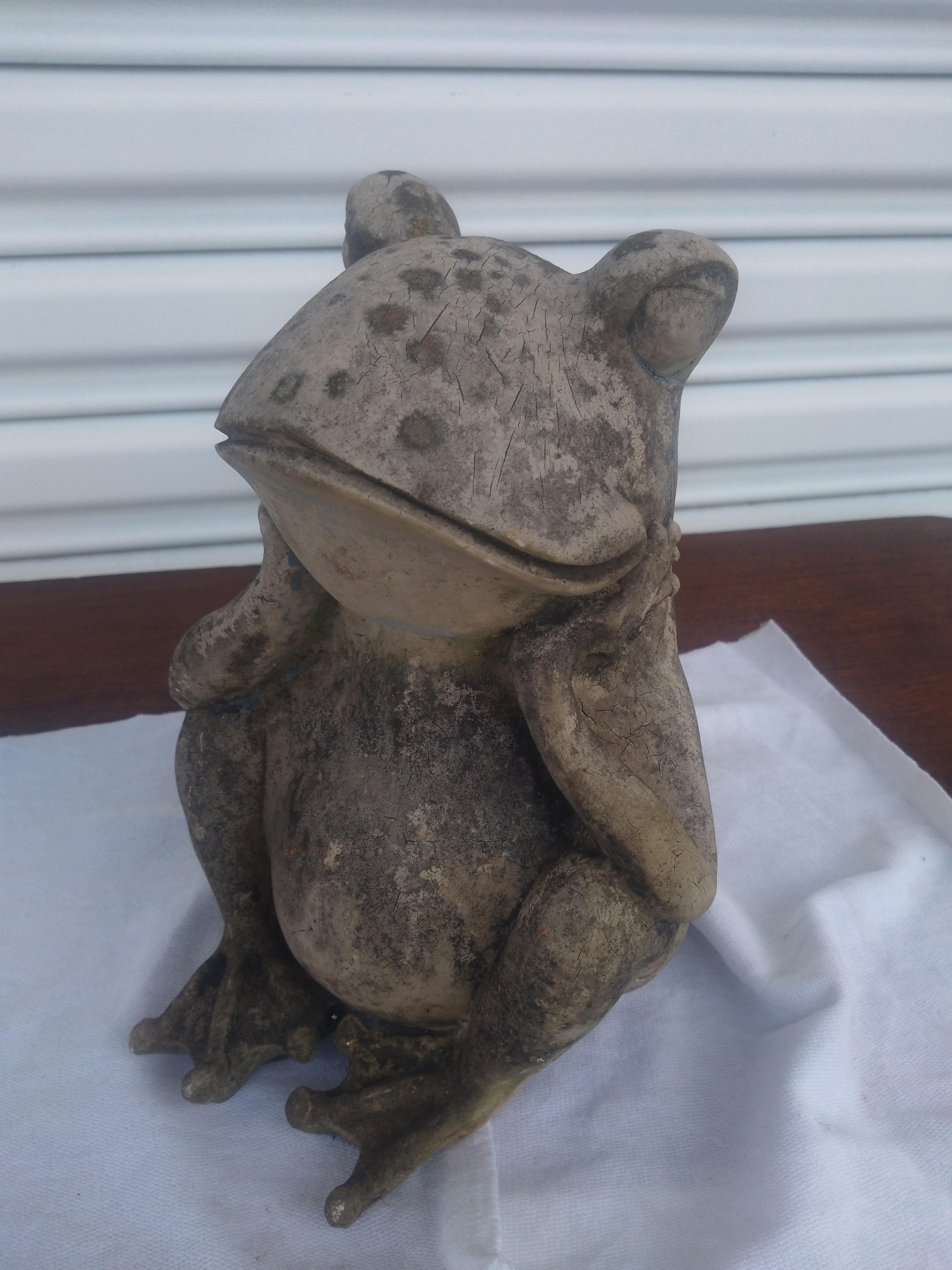 Cette statue de grenouille est vintage. Il est coulé en résine et peut être utilisé à l'intérieur ou à l'extérieur. 
