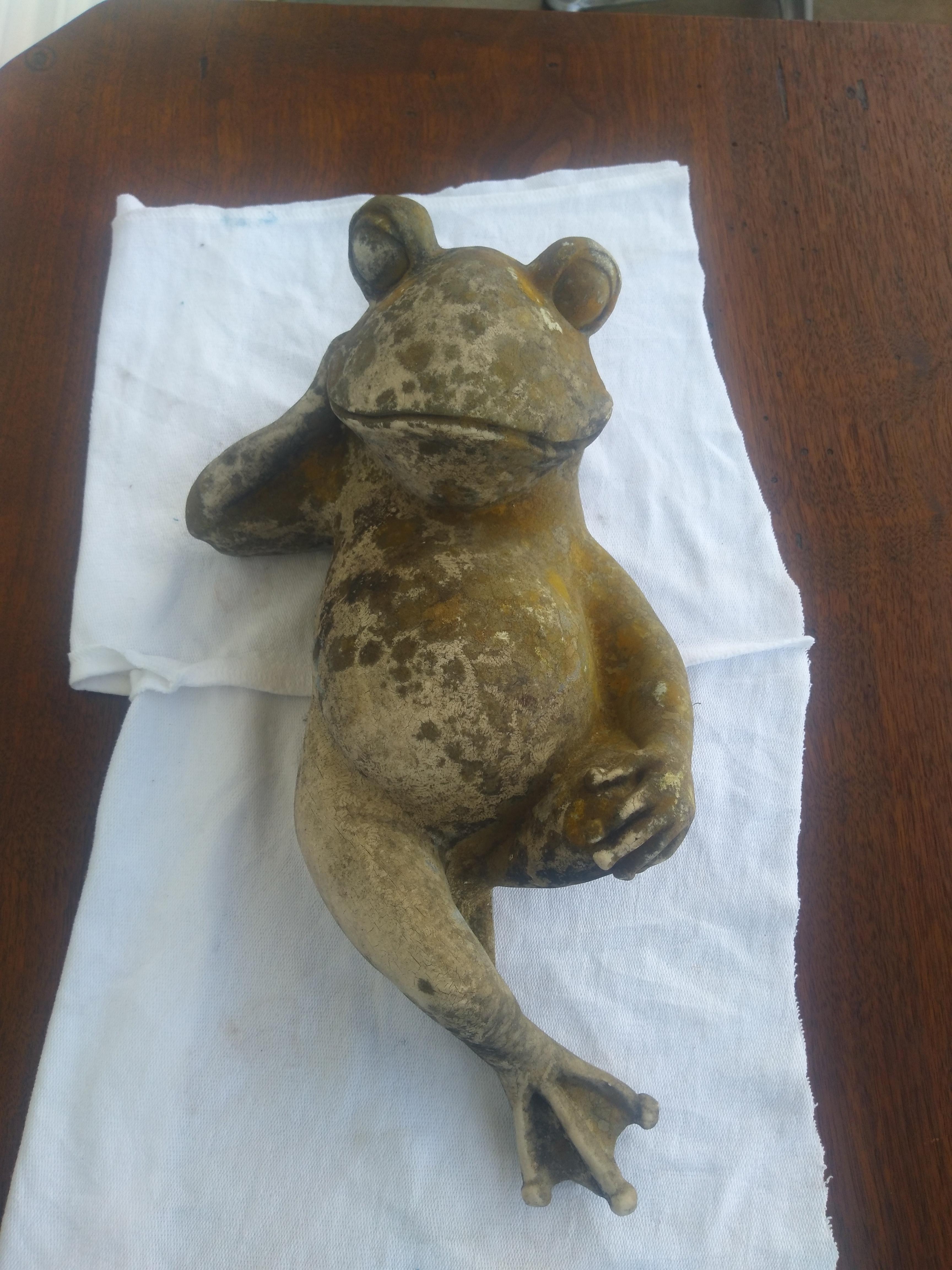 Il s'agit d'une grenouille qui s'allonge et se détend. Il est coulé en résine.
