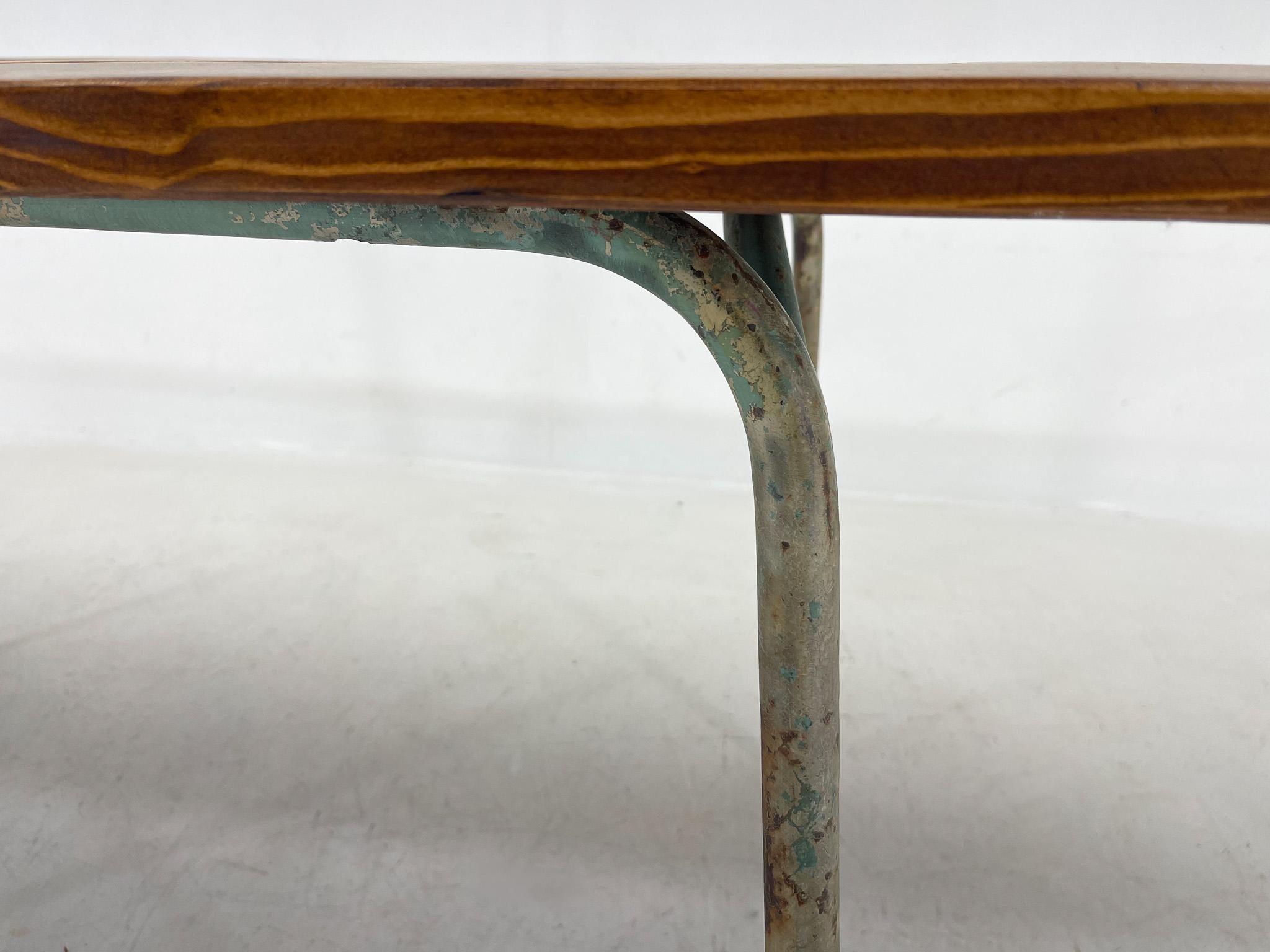 Tchèque Vieille table à manger en bois et métal industielle en vente