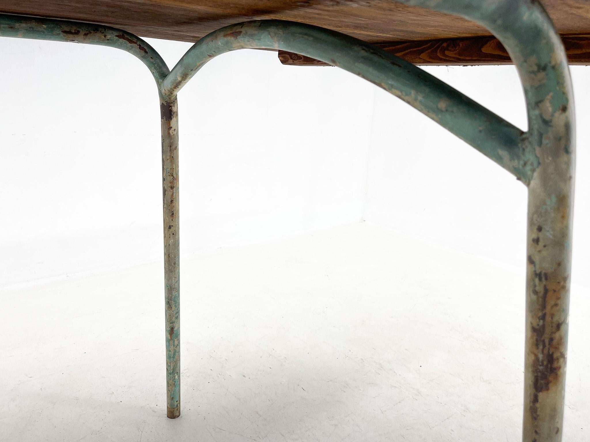 Vieille table à manger en bois et métal industielle Bon état - En vente à Praha, CZ