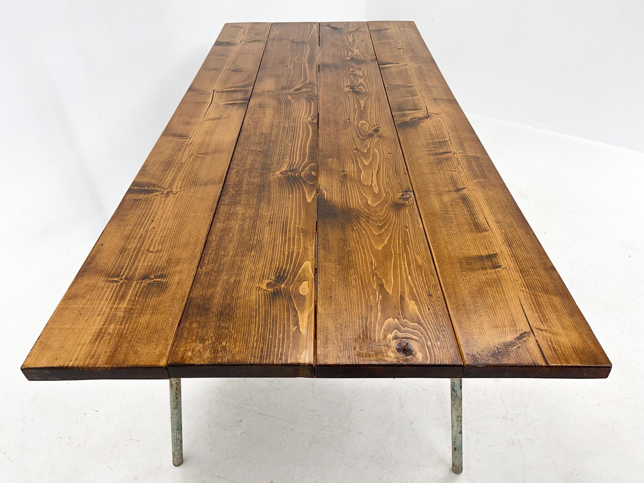 Vieille table à manger en bois et métal industielle en vente 2