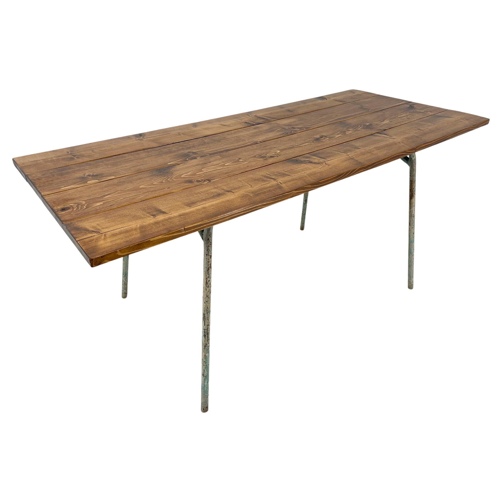 Vieille table à manger en bois et métal industielle