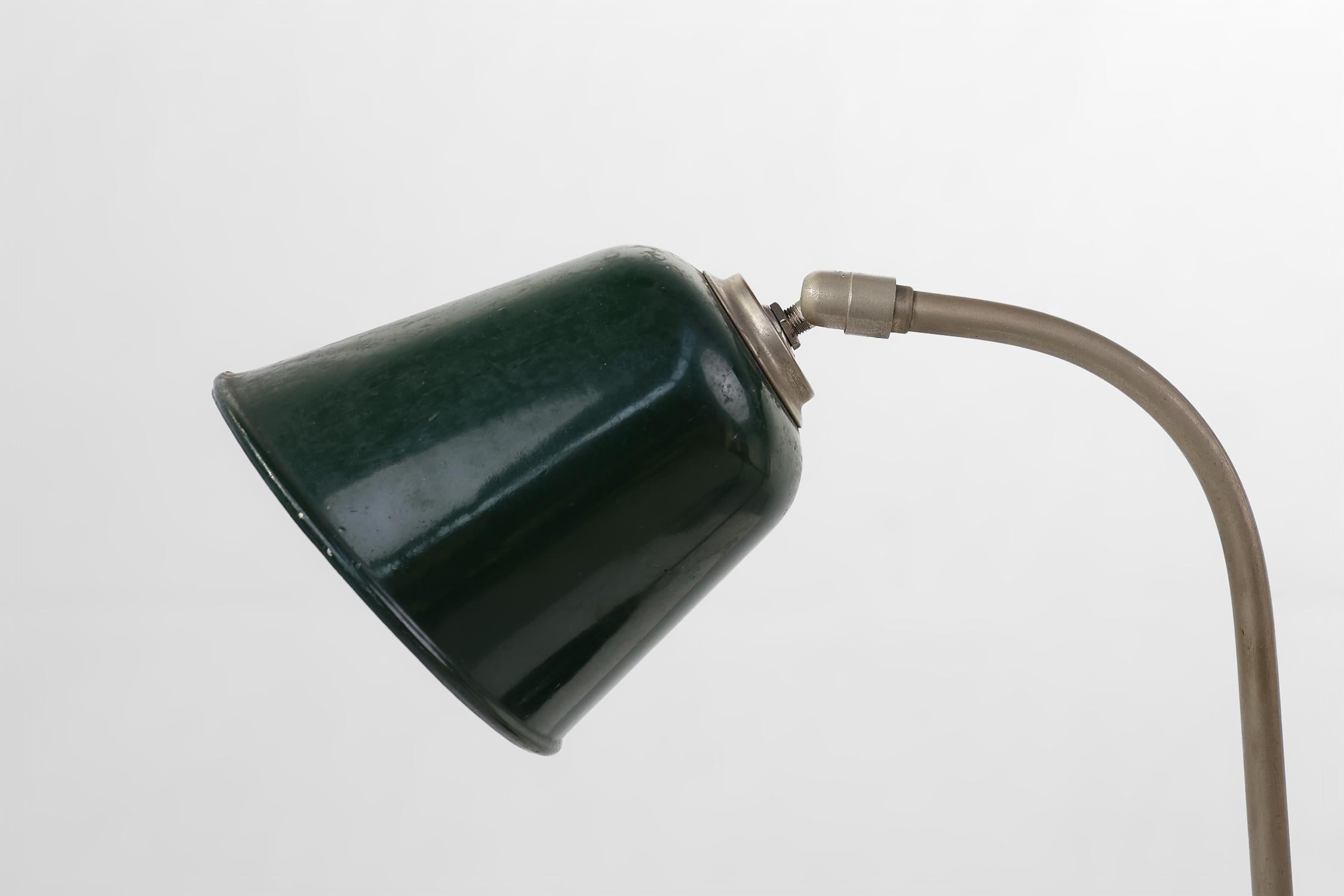 Vintage industral metal desk lamp, France ca. 1920 In Good Condition For Sale In Meulebeke, BE