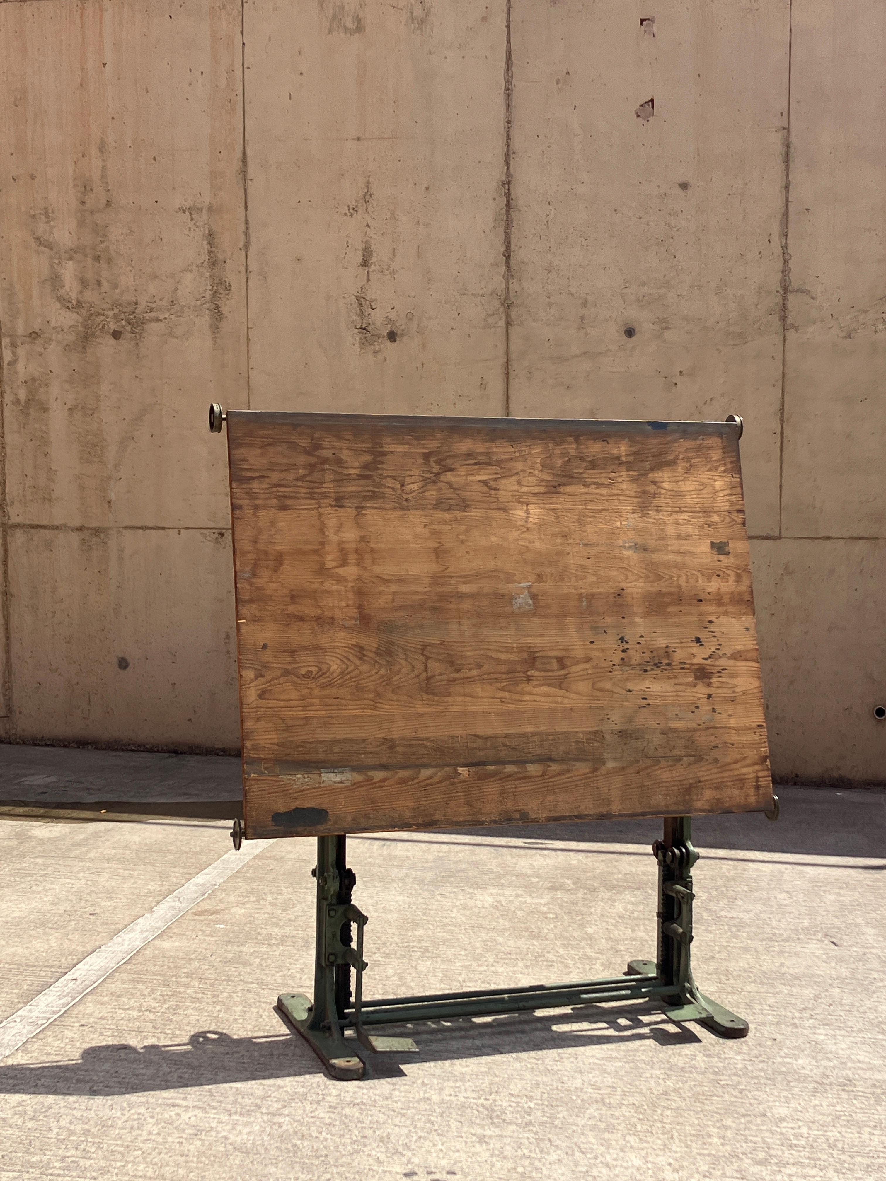 Vintage industrial 1920s Stanley London drafting table Made in England In Good Condition For Sale In Leicester, GB