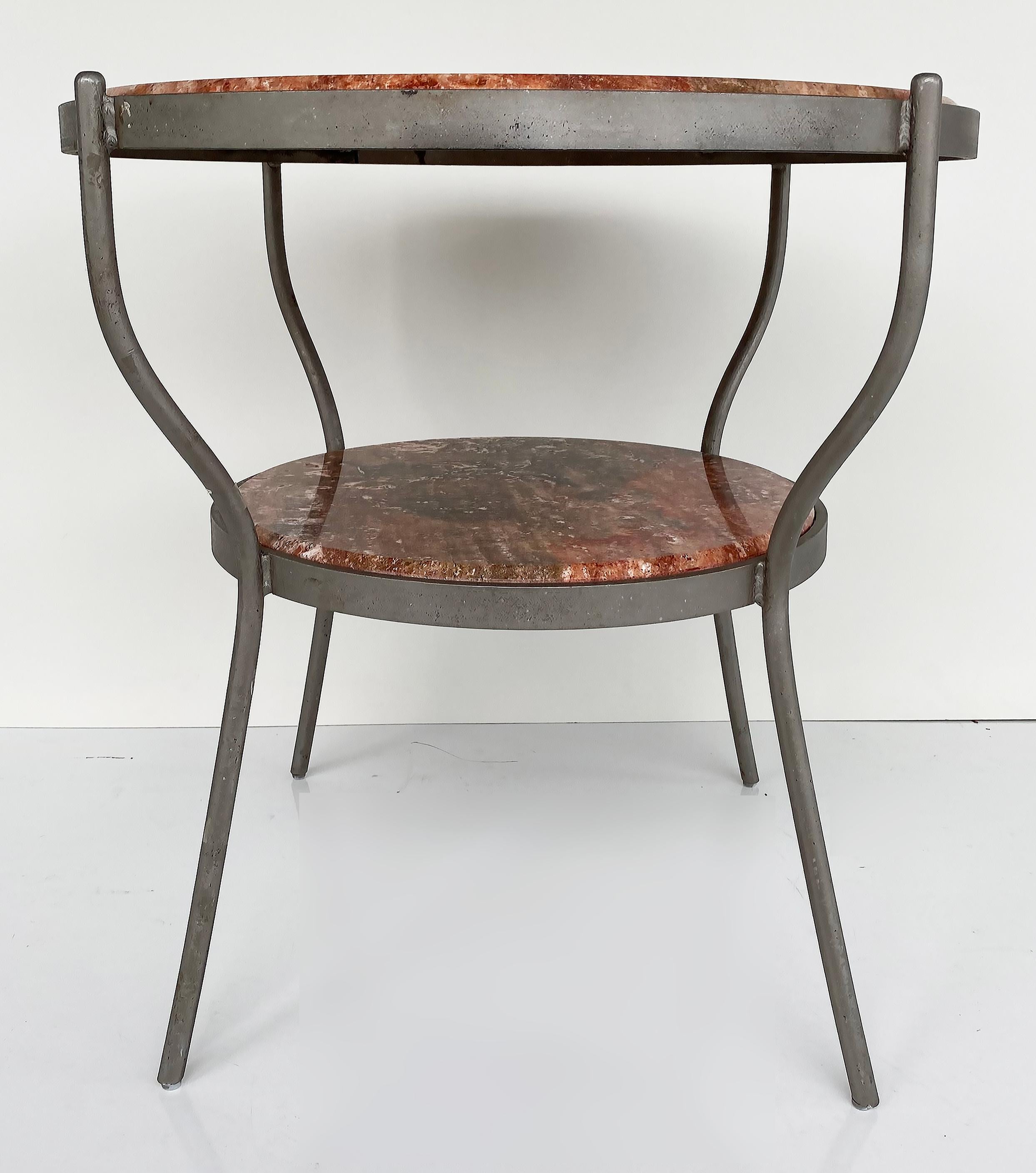 Industriel Tables d'appoint vintage industrielles à 2 niveaux avec structure en métal et plateau en marbre, paire en vente