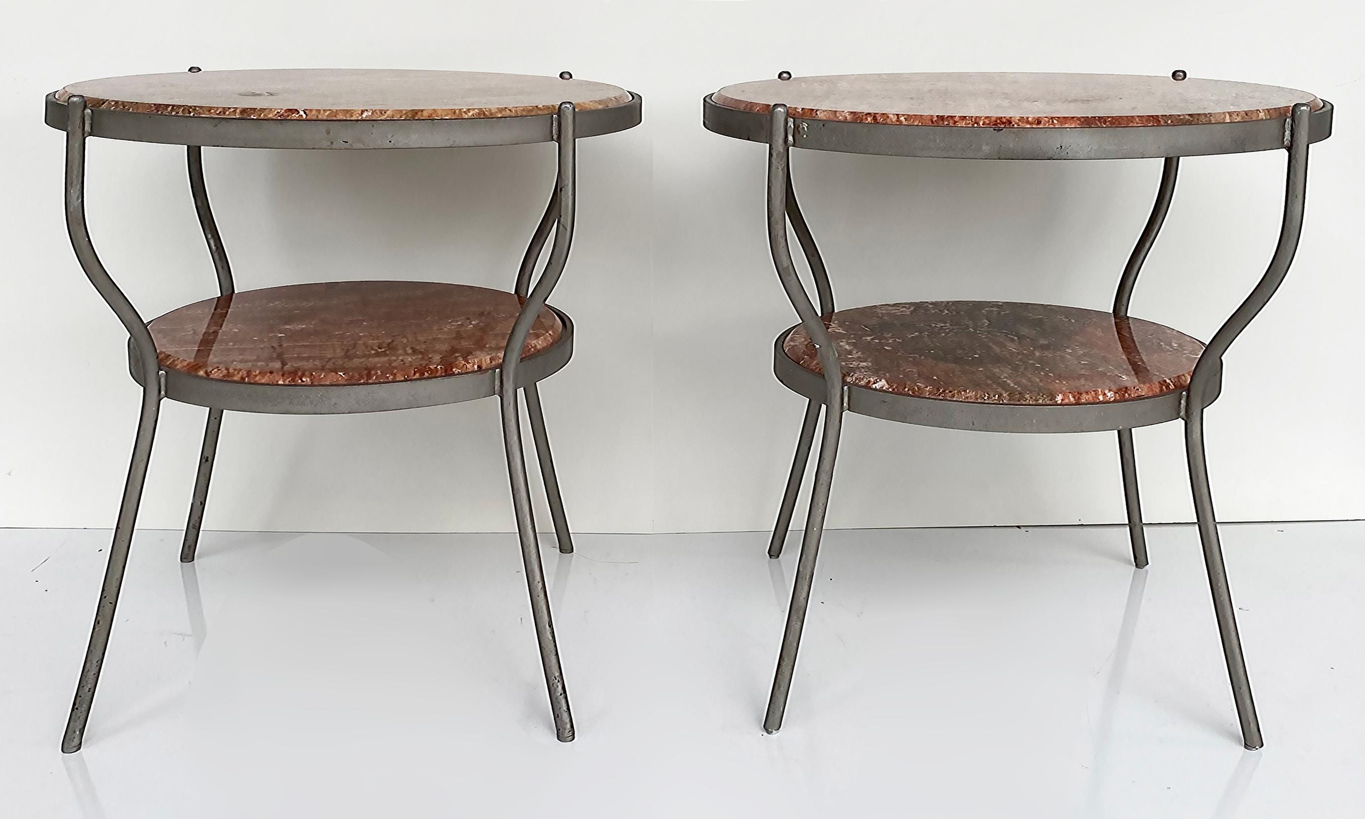 Américain Tables d'appoint vintage industrielles à 2 niveaux avec structure en métal et plateau en marbre, paire en vente
