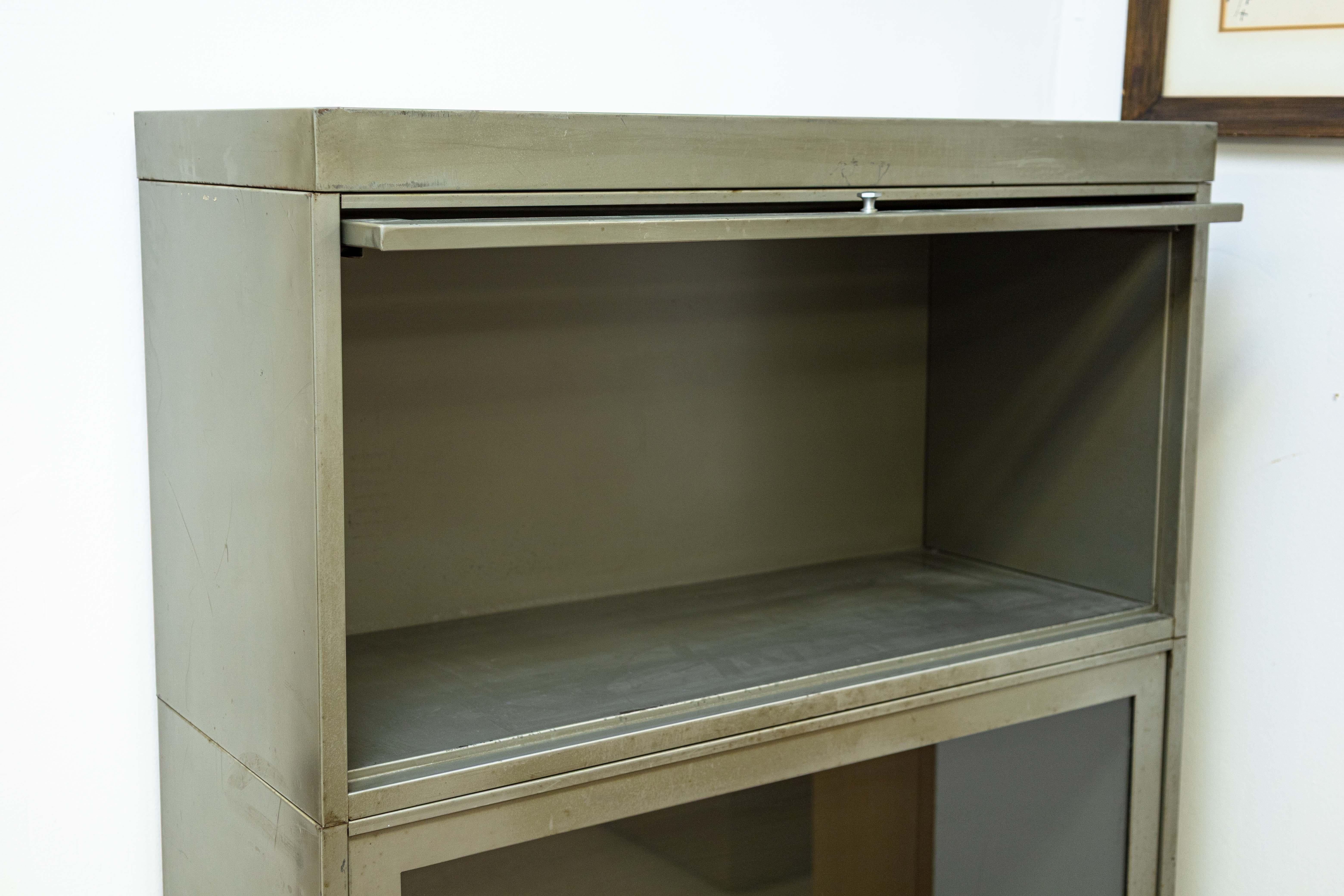 20ième siècle Bibliothèque à 3 étagères industrielles vintage en métal brossé en vente
